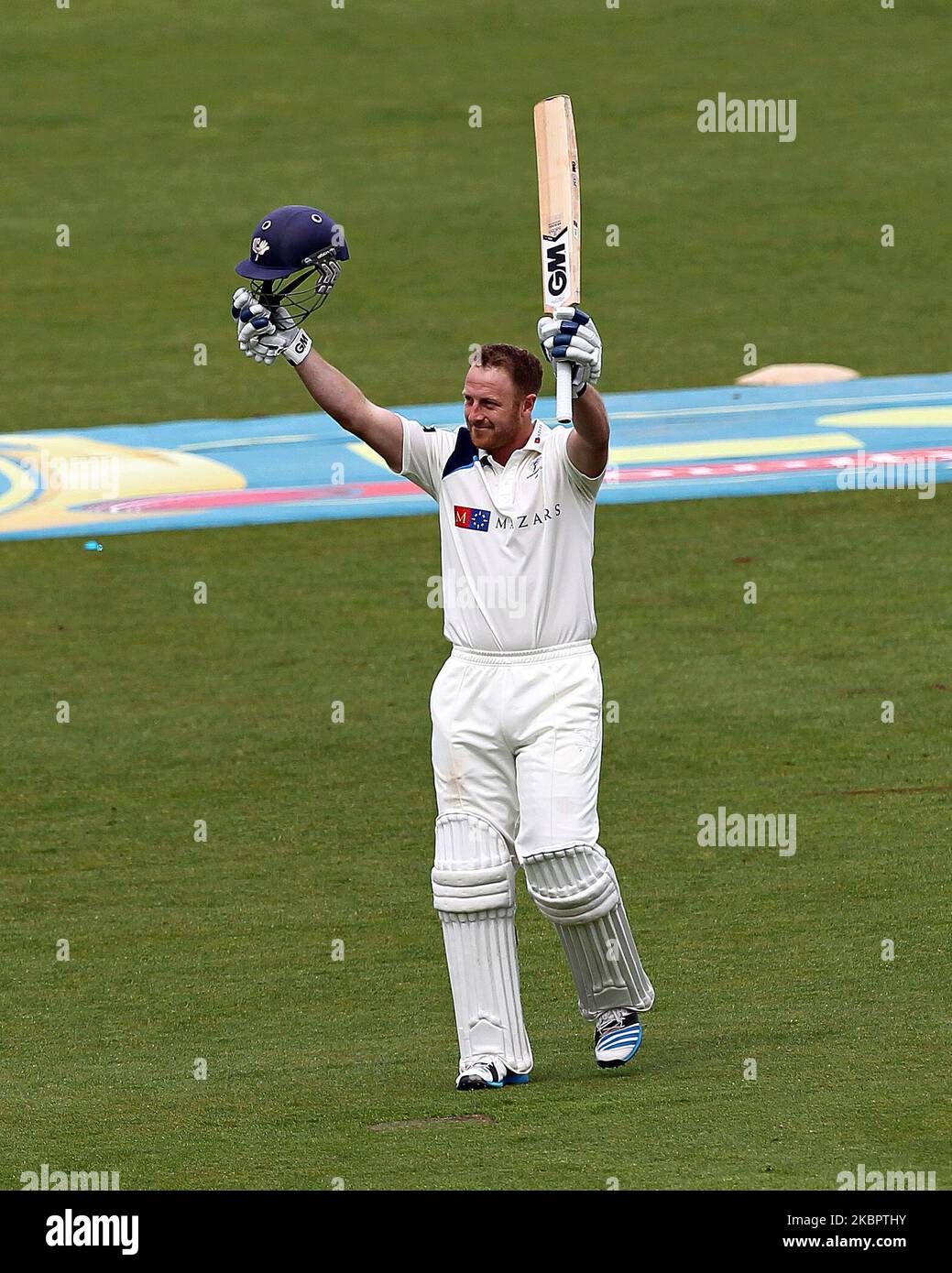 Yorkshire-Kapitän Andrew Gale feiert seine Hundert während des County Championship-Spiels zwischen Durham und Yorkshire im Emirates Riverside, Chester le Street, County Durham am Montag, den 5.. Mai 2014. (Foto von Mark Fletcher/MI News/NurPhoto) Stockfoto