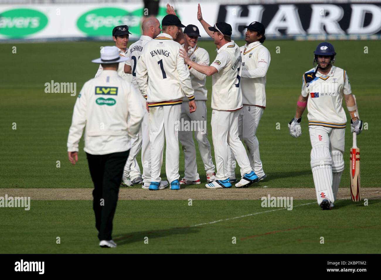 Paul Collingwood hat Chris Rushworth mit fünf High-Fives entlassen, nachdem er Yorkshire's Kane Williamson während des County Championship-Spiels zwischen Durham und Yorkshire am Sonntag, 4.. Mai 2014, im Emirates Riverside, Chester le Street, County Durham, entlassen hatte. (Foto von Mark Fletcher/MI News/NurPhoto) Stockfoto