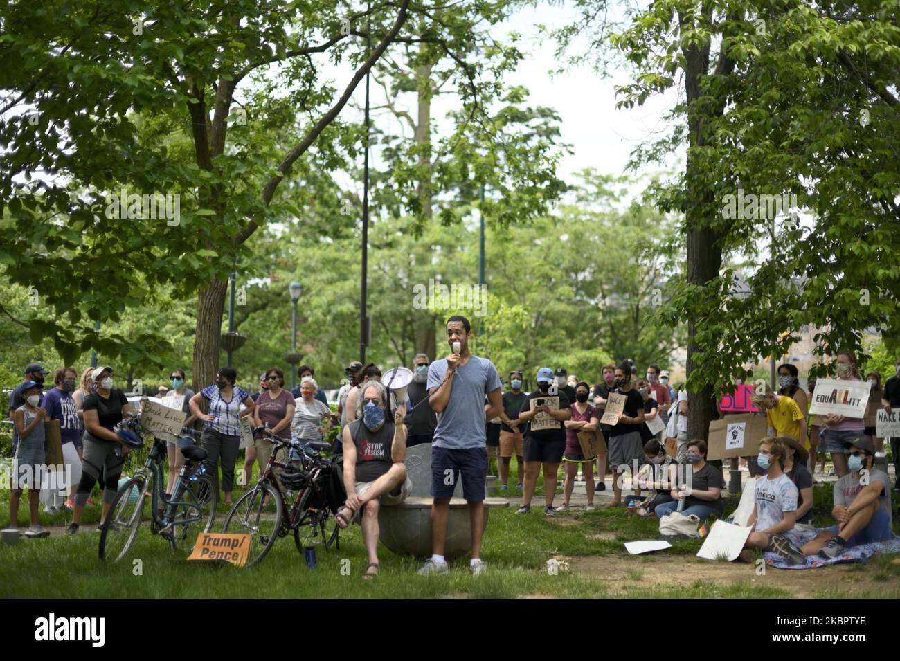 Am 6. Juni 2020 versammeln sich Gemeindemitglieder zu einem familienfreundlichen und friedlichen Protest in der vielfältigen und liberalen Nachbarschaft Mount Airy im Nordwesten von Philadelphia, PA. Menschen protestieren gegen den Tod, während sie in Polizeigewahrsam von George Floyd in Nachbarschaften, großen und kleinen Gemeinden und Städten auf der ganzen Welt waren. (Foto von Bastiaan Slabbers/NurPhoto) Stockfoto