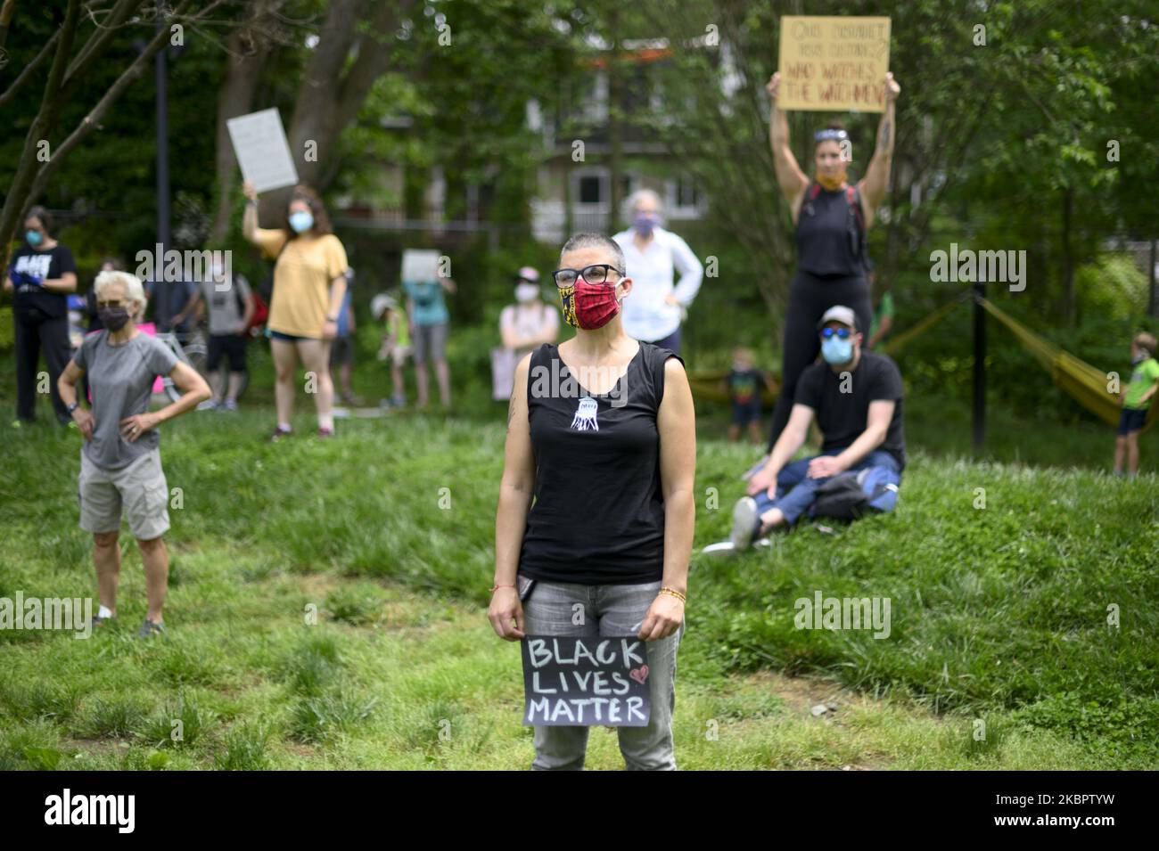 Am 6. Juni 2020 versammeln sich Gemeindemitglieder zu einem familienfreundlichen und friedlichen Protest in der vielfältigen und liberalen Nachbarschaft Mount Airy im Nordwesten von Philadelphia, PA. Menschen protestieren gegen den Tod, während sie in Polizeigewahrsam von George Floyd in Nachbarschaften, großen und kleinen Gemeinden und Städten auf der ganzen Welt waren. (Foto von Bastiaan Slabbers/NurPhoto) Stockfoto