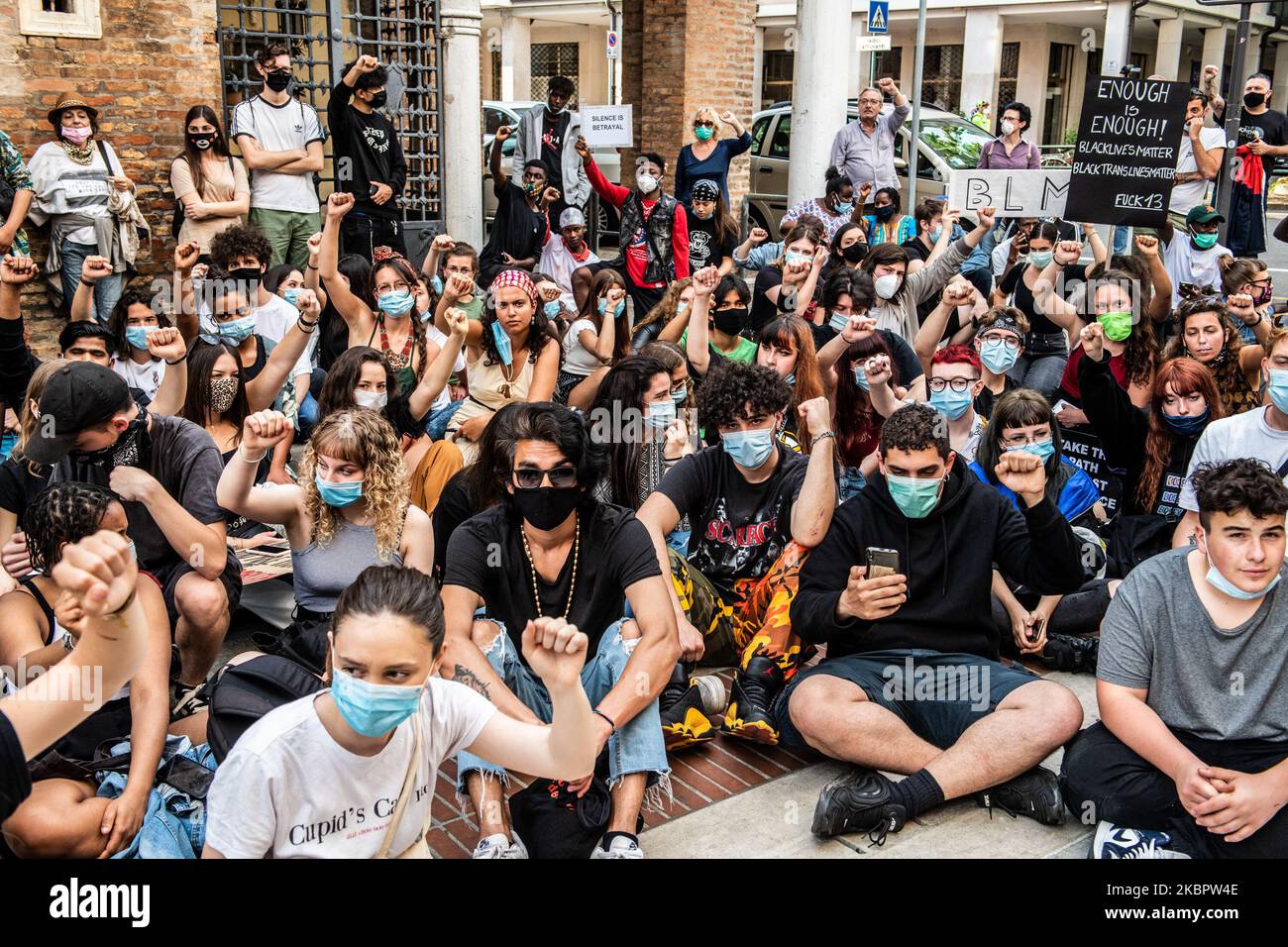 Eine Menschenmenge, die am 6. Juni 2020 in Mestre, Venedig, in der Via Palazzo Straße, demonstrierte, um gegen die Tötung von George Floyd durch einen Polizisten in den USA zu protestieren. (Foto von Giacomo Cosua/NurPhoto) Stockfoto