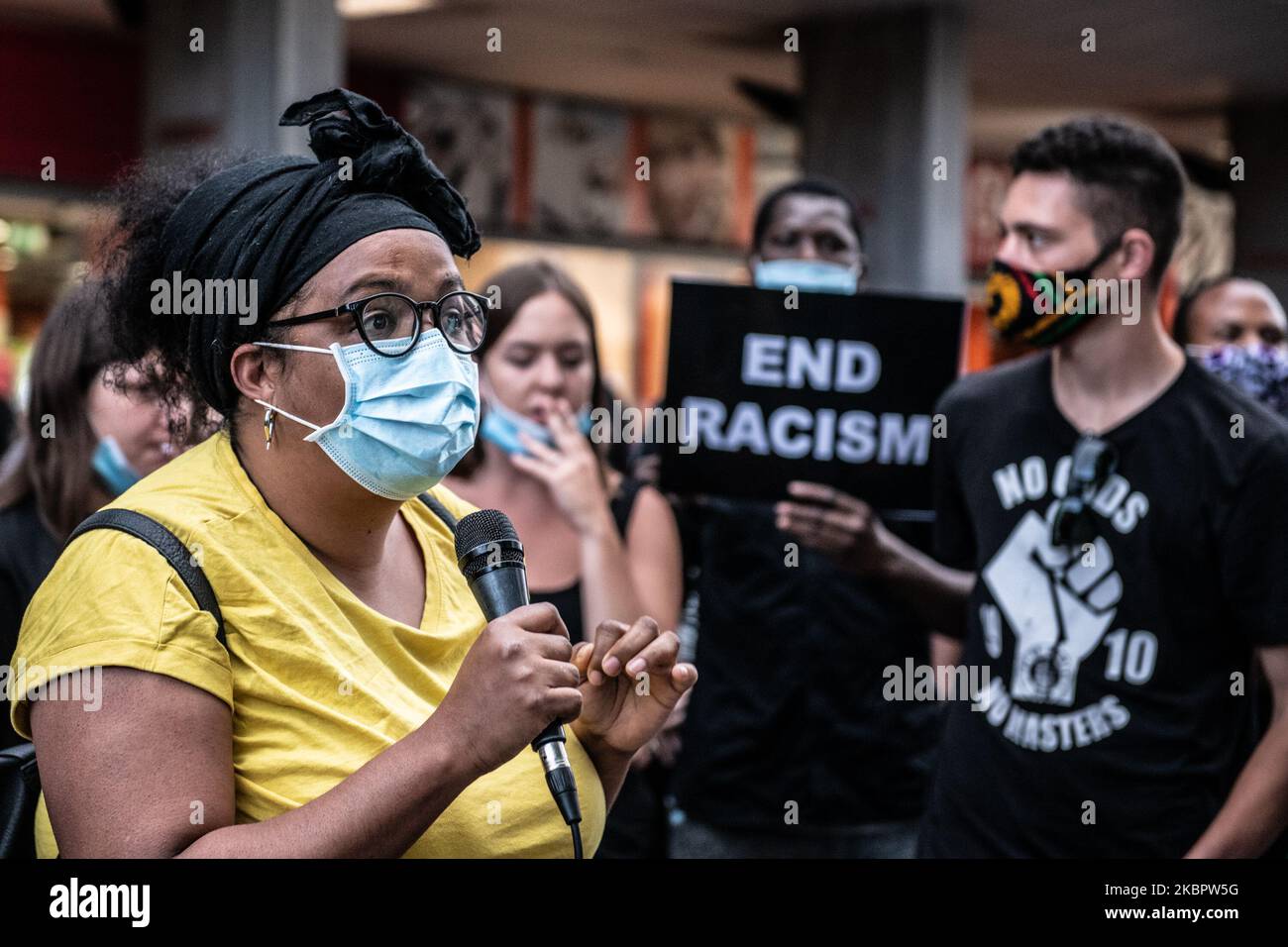 Eine junge Studentin, die am 6. Juni 2020 in Mestre, Venedig, Italien, demonstrierte, um gegen die Tötung von George Floyd durch einen Polizisten in den USA zu protestieren. (Foto von Giacomo Cosua/NurPhoto) Stockfoto