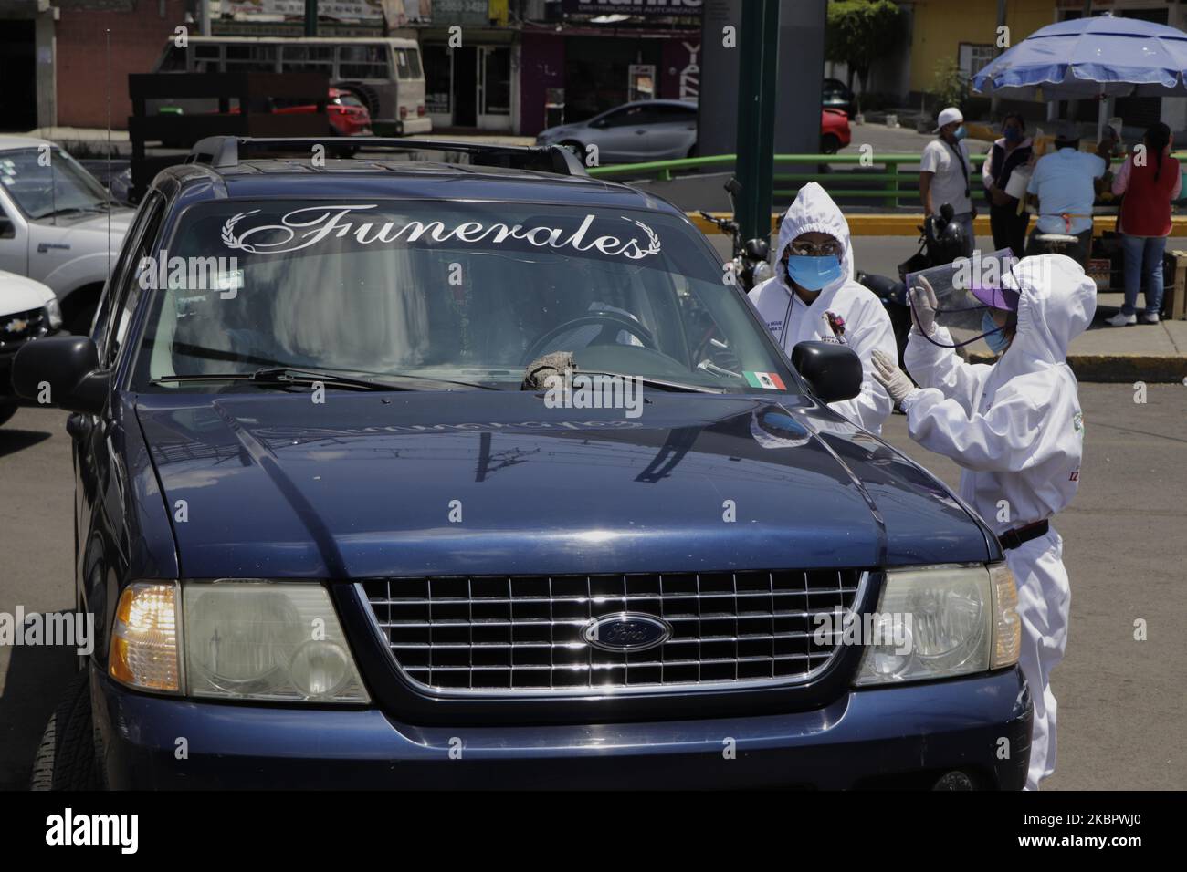 Mitarbeiter des Pantheons San Lorenzo Tezonco in Iztapalapa, Mexiko-Stadt, geben am 5 2020. Juni Anweisungen, die Leichenbestattung durch Covid-19 zu besichtigen. (Foto von Gerardo Vieyra/NurPhoto) Stockfoto