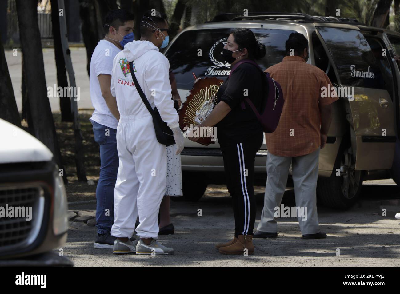 Ein Mitarbeiter des Pantheons San Lorenzo Tezonco in Iztapalapa, Mexiko-Stadt, gibt am 5 2020. Juni Anweisungen, die Leichenbestattung von Covid-19 zu besichtigen. (Foto von Gerardo Vieyra/NurPhoto) Stockfoto