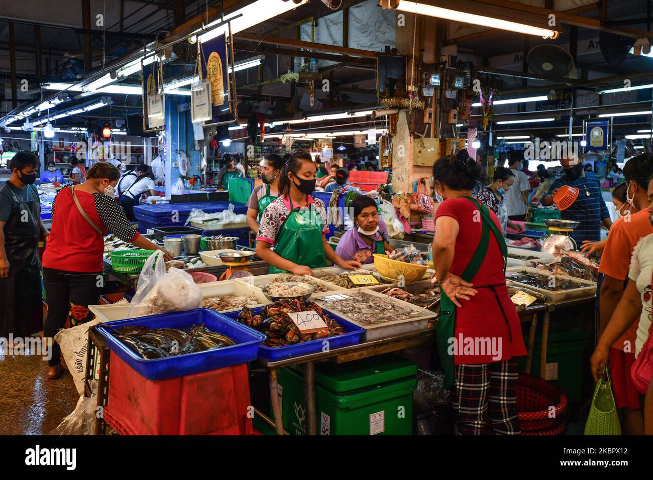 Meeresfrüchte-Händler mit Gesichtsmaske am Seafood-Stand während der Lockerung der Sperrmaßnahmen im Lebensmittelsicherheitszentrum am 7. Juni 2020 in Ratchaburi, Thailand. Nach 2-monatiger Sperrfrist gegen den Ausbruch des Coronavirus (Covid-19) wird der Markt in Thailand wieder geöffnet. (Foto von Vachira Vachira/NurPhoto) Stockfoto