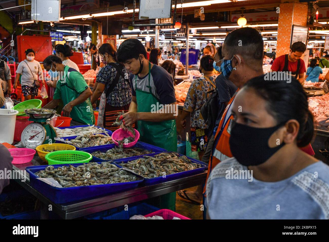 Meeresfrüchte-Händler am Meeresfrüchte-Stand während der Lockerung der Sperrmaßnahmen im Lebensmittelsicherheitszentrum am 7. Juni 2020 in Ratchaburi, Thailand. Nach 2-monatiger Sperrfrist gegen den Ausbruch des Coronavirus (Covid-19) wird der Markt in Thailand wieder geöffnet. (Foto von Vachira Vachira/NurPhoto) Stockfoto