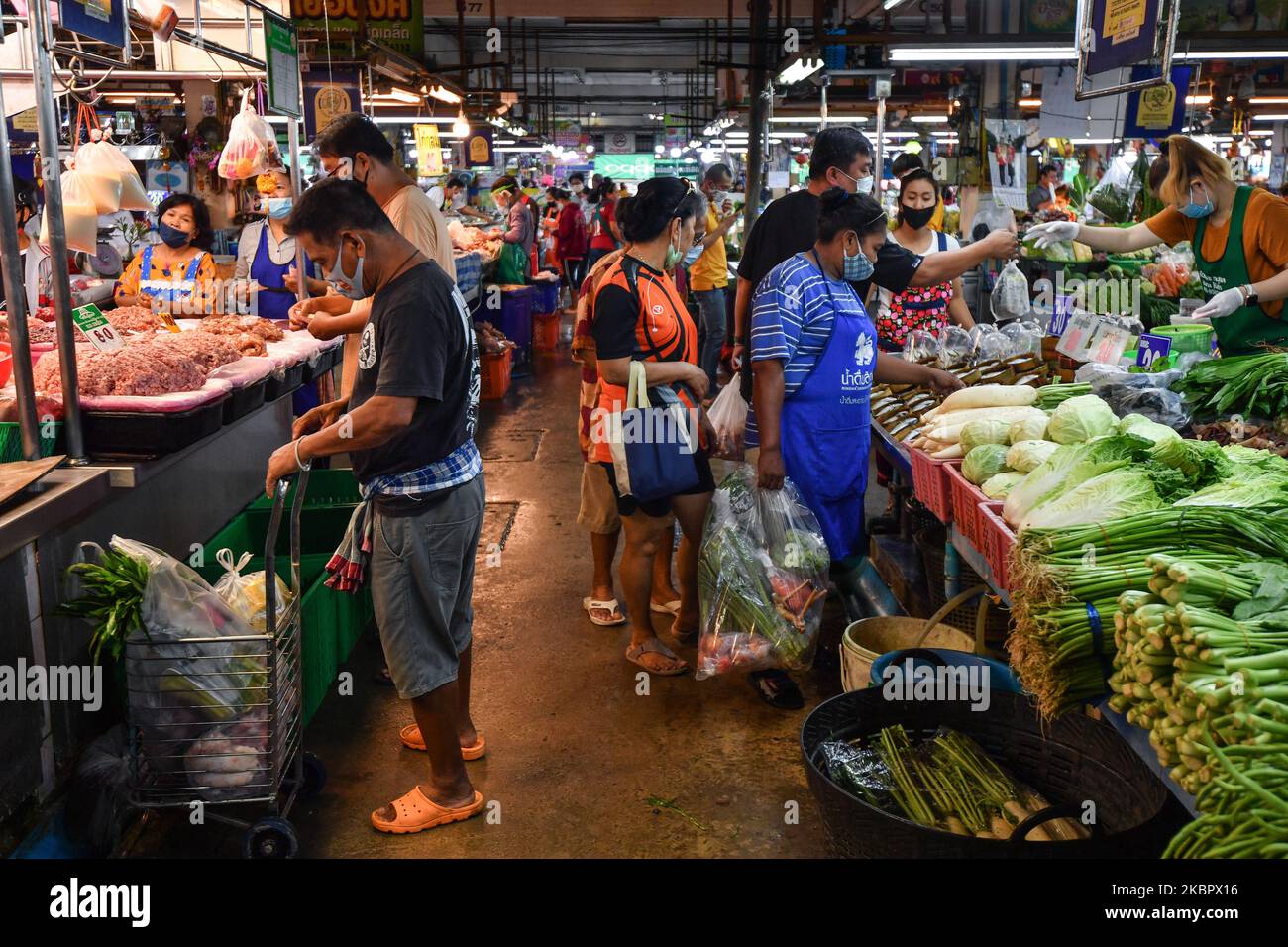 Kunden mit Gesichtsmaske im Geschäft während der Lockerung der Sperrmaßnahmen im Lebensmittelsicherheitszentrum am 7. Juni 2020 in Ratchaburi, Thailand. Nach 2-monatiger Sperrfrist gegen den Ausbruch des Coronavirus (Covid-19) wird der Markt in Thailand wieder geöffnet. (Foto von Vachira Vachira/NurPhoto) Stockfoto