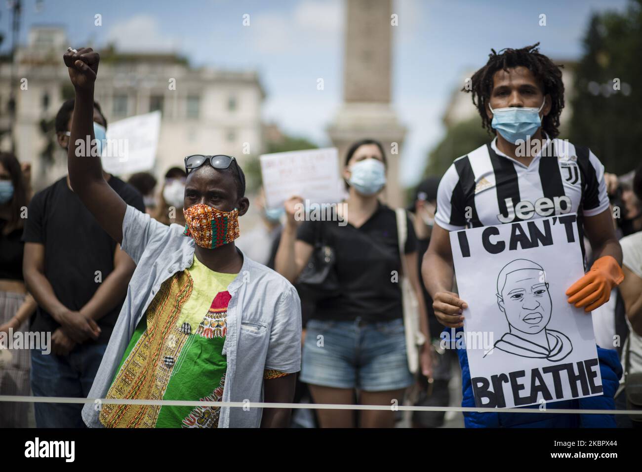 Am 7. Juni 2020 nehmen Menschen an einer Aktion auf dem Piazza del Popolo in Rom Teil, in Solidarität mit den in den Vereinigten Staaten wütenden Protesten über den Tod von George Floyd, einem unbewaffneten Schwarzen, der während einer Verhaftung am 25. Mai starb. (Foto von Christian Minelli/NurPhoto) Stockfoto