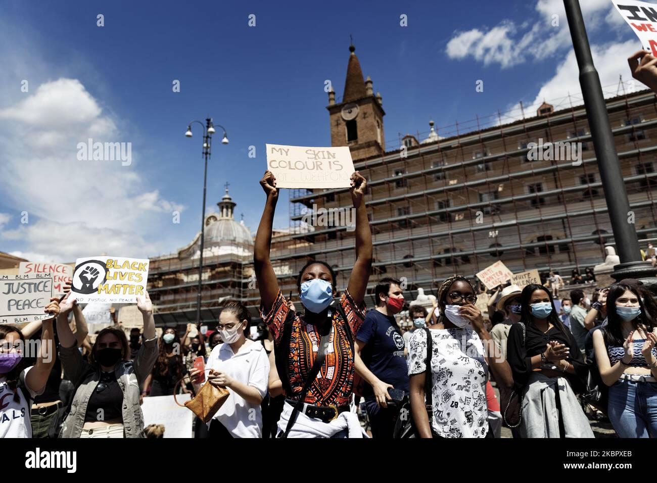 Ein schwarzes Mädchen trägt ein Zeichen während der antirassistischen Demostration in Roma, die von der Bewegung Black Lives Matter zum Gedenken an George Floyd organisiert wurde, starb am 25.. Mai in Minneapolis an einer violetten Verhaftung durch einen Polizisten am 7. Juni 2020 in Rom, Italien. (Foto von Matteo Trevisan/NurPhoto) Stockfoto