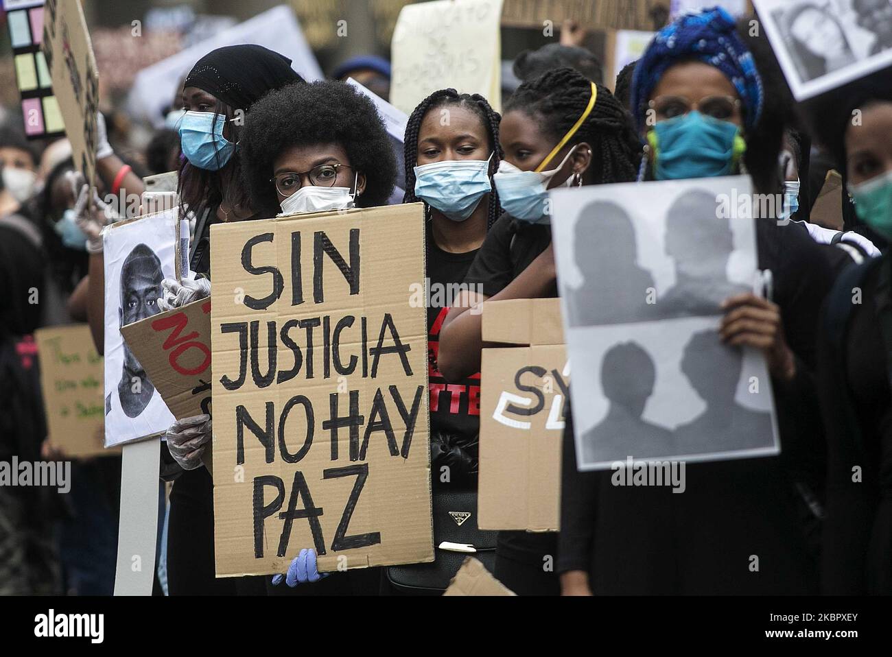 Am 7. Juni 2020 protestieren Menschen in Barcelona, Spanien, zum Gedenken an George Floyd, das Leben von Schwarzen und gegen Rassismus, die von der CNAAE (schwarzafrikanische und afronachkomme Gemeinschaft in Spanien) aufgerufen wurden. Dies war einer der vielen Proteste heute in vielen Städten Spaniens. (Foto von Robert Bonet/NurPhoto) Stockfoto