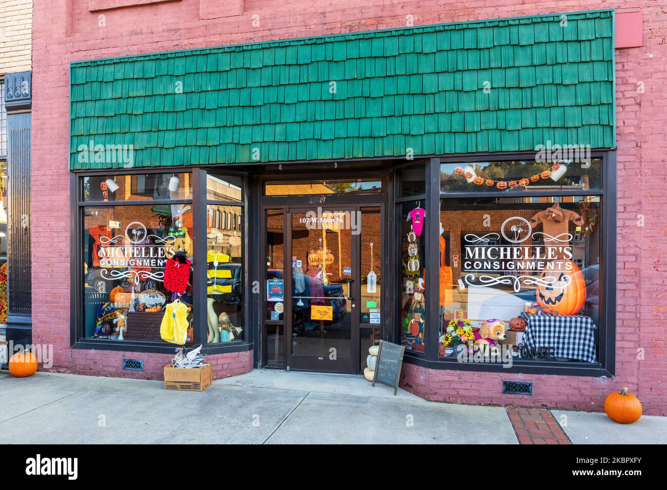 ELKIN, NORTH CAROLINA, USA-14. OKTOBER 2022: Michelles Einlieferungsladen in der Main Street, dekoriert für Halloween. Stockfoto