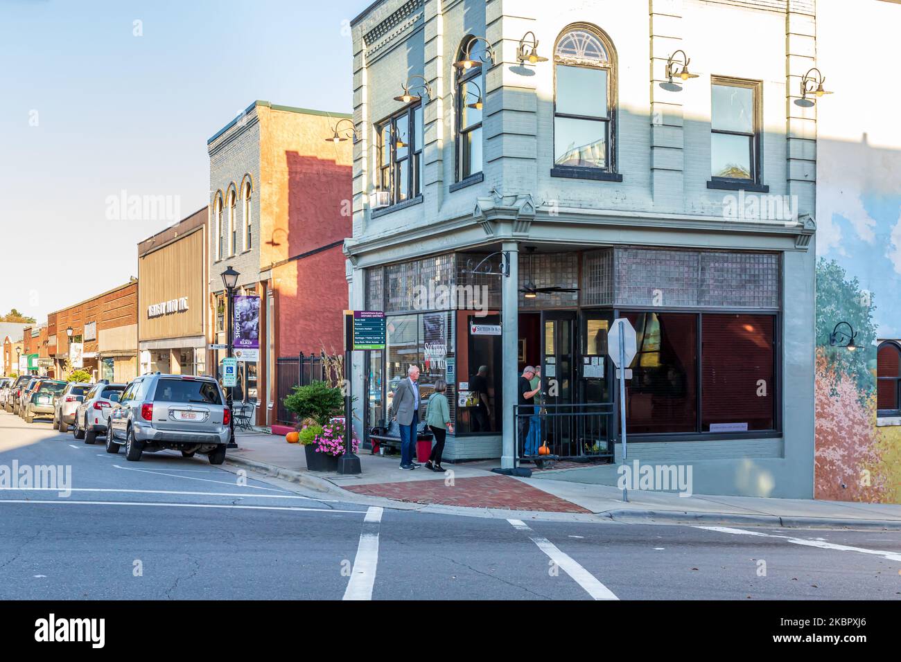 ELKIN, NORTH CAROLINA, USA-14. OKTOBER 2022: Southern On Main, ein Restaurant in der Innenstadt, in dem Kunden einreisen. Stockfoto