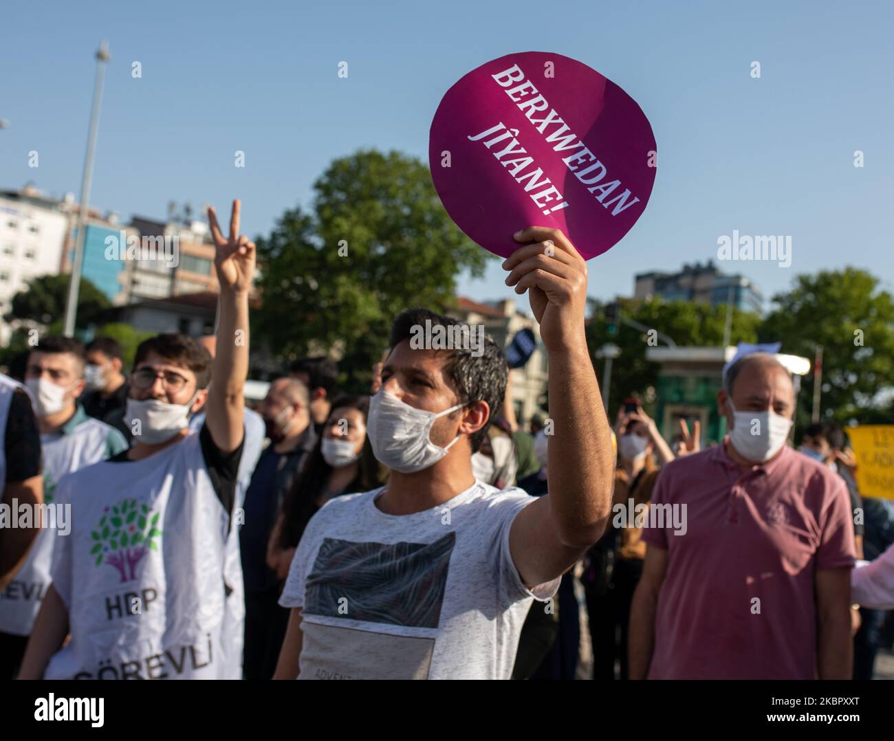 Anhänger der Demokratischen Volkspartei (HDP) protestierten gegen die jüngste Verhaftung von zwei Parteimitgliedern am 7. Juni 2020 in Istanbul, Türkei. Drei Abgeordnete der Opposition in der Türkei wurden wegen Spionage- und Terroranklagen festgenommen, nachdem sie aus dem Amt verwiesen wurden. Berufungsgerichte haben die Verurteilungen von Leyla Guven und Musa Farisogullar bestätigt? Von der pro-kurdischen Demokratischen Partei der Völker (HDP) und Enis Berberoglu von der wichtigsten oppositionellen Republikanischen Volkspartei (CHP) am Donnerstag. Das Hauptzeichen der Demonstranten lautet: "Leben heißt Widerstand leisten" auf Kurdisch. (Foto von Erhan Demirtas/NurPhoto) Stockfoto