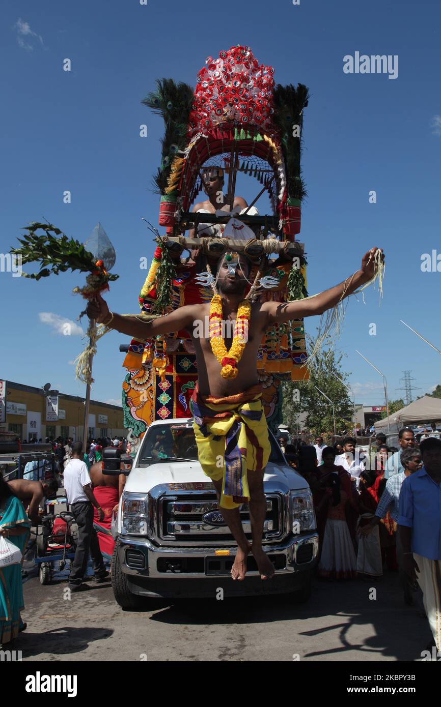 Tamilischer Hindu-Anhänger, der das para-Kavadi-Ritual durchführt, wird ...