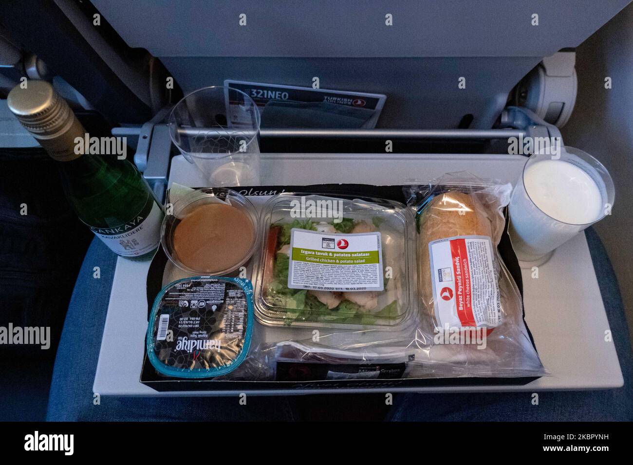 Bordmahlzeit mit Salat und Sandwich der Economy-Klasse, serviert mit Milch, Wasser, Ayran und einem Dessert. Flug mit Turkish Airlines während des COVID-19 Coronavirus-Pandemieausbruchs. In einem fast leeren Flugzeug sind weniger Passagiere zum Fliegen an Bord, während die Kabinencrew und die Flugbegleiter Schutzmasken tragen. Der Internationale Flug TK 1843 vom neuen Flughafen Istanbul in der Türkei in die Hauptstadt Athen in Griechenland wird von einem neuen, modernen und fortschrittlichen Flugzeug, einem Airbus A321neo mit Registrierung TC-LSN, betrieben. (Foto von Nicolas Economou/NurPhoto) Stockfoto