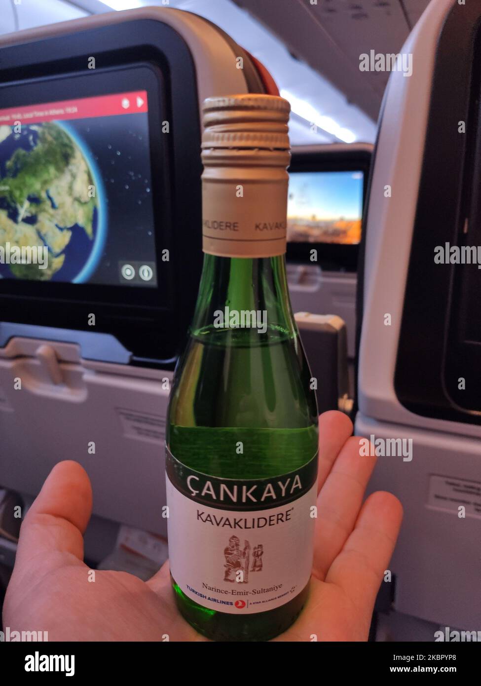 Bordmahlzeit mit Salat und Sandwich der Economy-Klasse, serviert mit Milch, Wasser, Ayran und einem Dessert. Flug mit Turkish Airlines während des COVID-19 Coronavirus-Pandemieausbruchs. In einem fast leeren Flugzeug sind weniger Passagiere zum Fliegen an Bord, während die Kabinencrew und die Flugbegleiter Schutzmasken tragen. Der Internationale Flug TK 1843 vom neuen Flughafen Istanbul in der Türkei in die Hauptstadt Athen in Griechenland wird von einem neuen, modernen und fortschrittlichen Flugzeug, einem Airbus A321neo mit Registrierung TC-LSN, betrieben. (Foto von Nicolas Economou/NurPhoto) Stockfoto