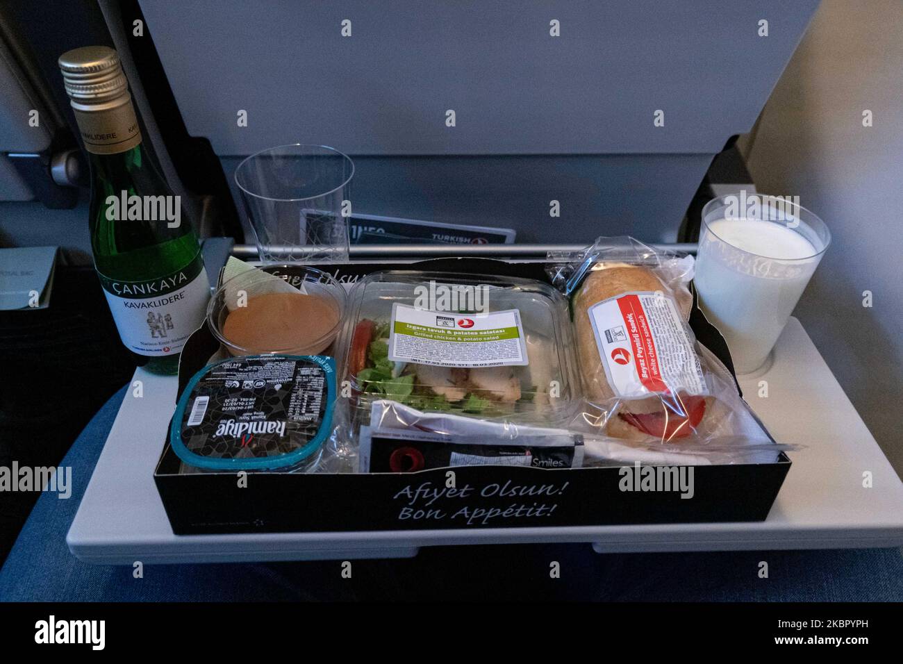Bordmahlzeit mit Salat und Sandwich der Economy-Klasse, serviert mit Milch, Wasser, Ayran und einem Dessert. Flug mit Turkish Airlines während des COVID-19 Coronavirus-Pandemieausbruchs. In einem fast leeren Flugzeug sind weniger Passagiere zum Fliegen an Bord, während die Kabinencrew und die Flugbegleiter Schutzmasken tragen. Der Internationale Flug TK 1843 vom neuen Flughafen Istanbul in der Türkei in die Hauptstadt Athen in Griechenland wird von einem neuen, modernen und fortschrittlichen Flugzeug, einem Airbus A321neo mit Registrierung TC-LSN, betrieben. (Foto von Nicolas Economou/NurPhoto) Stockfoto
