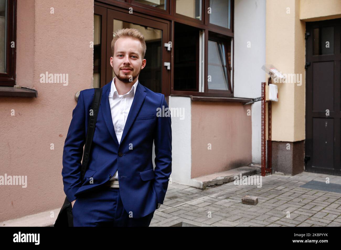 Ein junger Erwachsener stellt sich vor der Abschlussprüfung fotografiert werden, genannt Reife Prüfungen in der ersten allgemeinen Bildung High School (I Liceum Ogolnokrztalcace im. Stefana Zeromskiego) in Kielce, Polen am 8. Juni 2020. Es ist der erste Tag der Prüfungen, die insgesamt etwa einen Monat dauern wird, es ist die wichtigste Prüfung in Polsish Schulsystem. Die diesjährigen Prüfungen werden mit zusätzlichen Coronacitus-Maßnahmen zur sozialen Distanzierung durchgeführt. Die 2020 Absolventen sind besonders benachteiligt, da die Schulen drei Monate lang geschlossen waren und sie sich zu Hause vorbereiten mussten. (Foto von Dominika Zarzycka/NurPhoto) Stockfoto