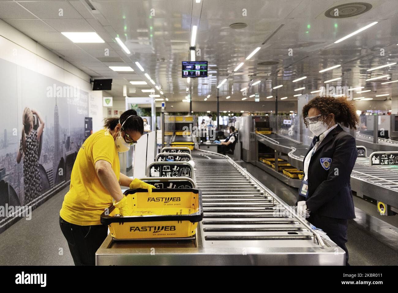 Sanifizierung des Scheckstandes im internationalen Flughafen von Roma Leonardo Da Vinci. Der Flughafen kehrt langsam zur Normalität zurück, nachdem die europäischen Mitgliedstaaten ihre Grenzen am 7. Juni 2020 in Rom, Italien, wieder öffnen. (Foto von Matteo Trevisan/NurPhoto) Stockfoto