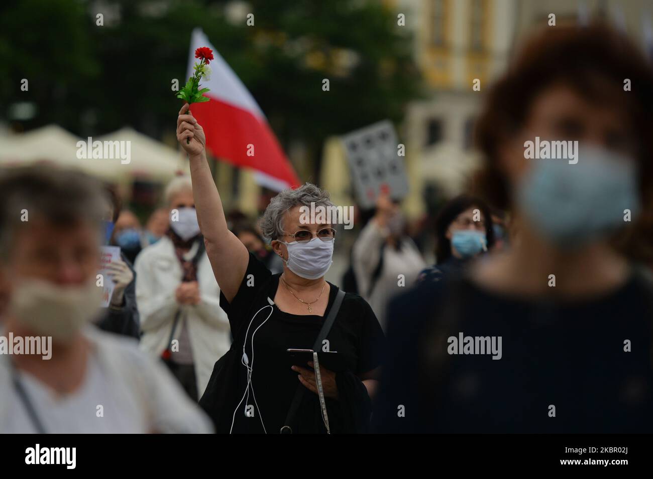 Mitglieder des Komitees zur Verteidigung der Demokratie (KOD) während des Protestes der "Mauer der Verteidigung für Richter Igor Tuley" auf dem Hauptmarkt in Krakau. Ob die Immunität von Richter Igor Tuley aufgehoben werden sollte, wird morgen vom Disziplinarausschuss des Obersten Gerichtshofs diskutiert und entschieden - dem Gremium, dessen Aktivitäten vom Gerichtshof der Europäischen Union, April 8, eingefroren wurden. Am Montag, den 8. Juni 2020, in Krakau, Polen. (Foto von Artur Widak/NurPhoto) Stockfoto