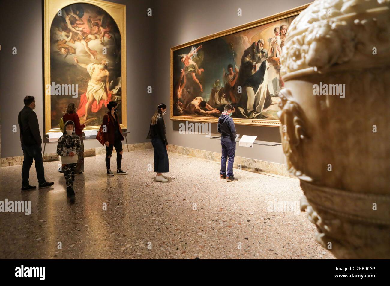 (NUR FÜR REDAKTIONELLE NACHRICHTEN – AUSSCHLIESSLICH KEINE KOMMERZIELLE ODER KOMMERZIELLE NUTZUNG) Besucher sehen sich die Kunst in der Pinacoteca di Brera am 09. Juni 2020 in Mailand, Italien, an. Wiedereröffnung der Pinacoteca di Brera für die Öffentlichkeit nach der Zwangsschließung für den Coronavirus-Notfall. Freier Eintritt bis Herbst 2020 nach Anmeldung und Zeitbuchung. (Foto von Mairo Cinquetti/NurPhoto) Stockfoto