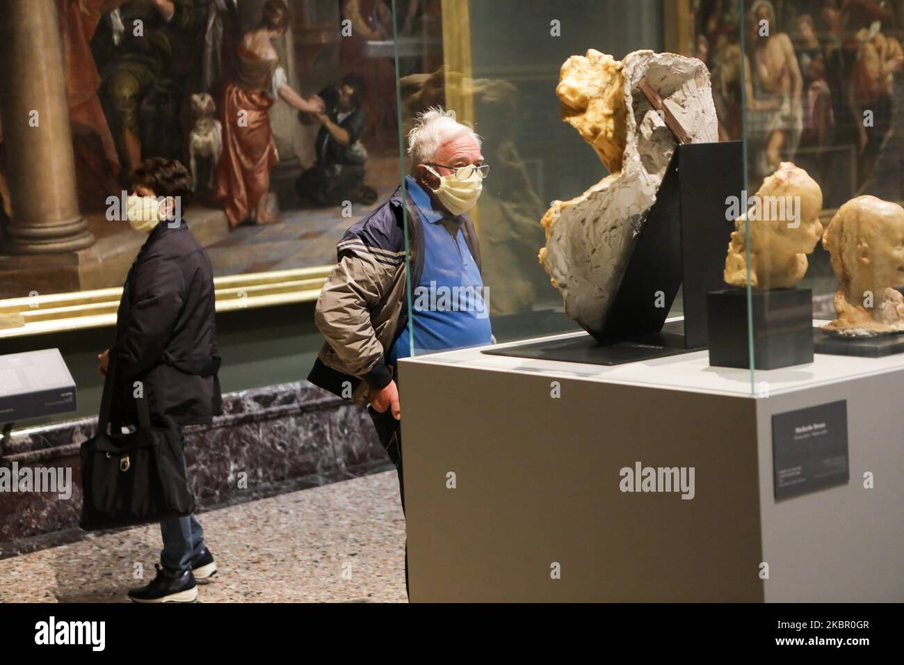 (NUR FÜR REDAKTIONELLE NACHRICHTEN – AUSSCHLIESSLICH KEINE KOMMERZIELLE ODER KOMMERZIELLE NUTZUNG) Besucher sehen sich die Kunst in der Pinacoteca di Brera am 09. Juni 2020 in Mailand, Italien, an. Wiedereröffnung der Pinacoteca di Brera für die Öffentlichkeit nach der Zwangsschließung für den Coronavirus-Notfall. Freier Eintritt bis Herbst 2020 nach Anmeldung und Zeitbuchung. (Foto von Mairo Cinquetti/NurPhoto) Stockfoto