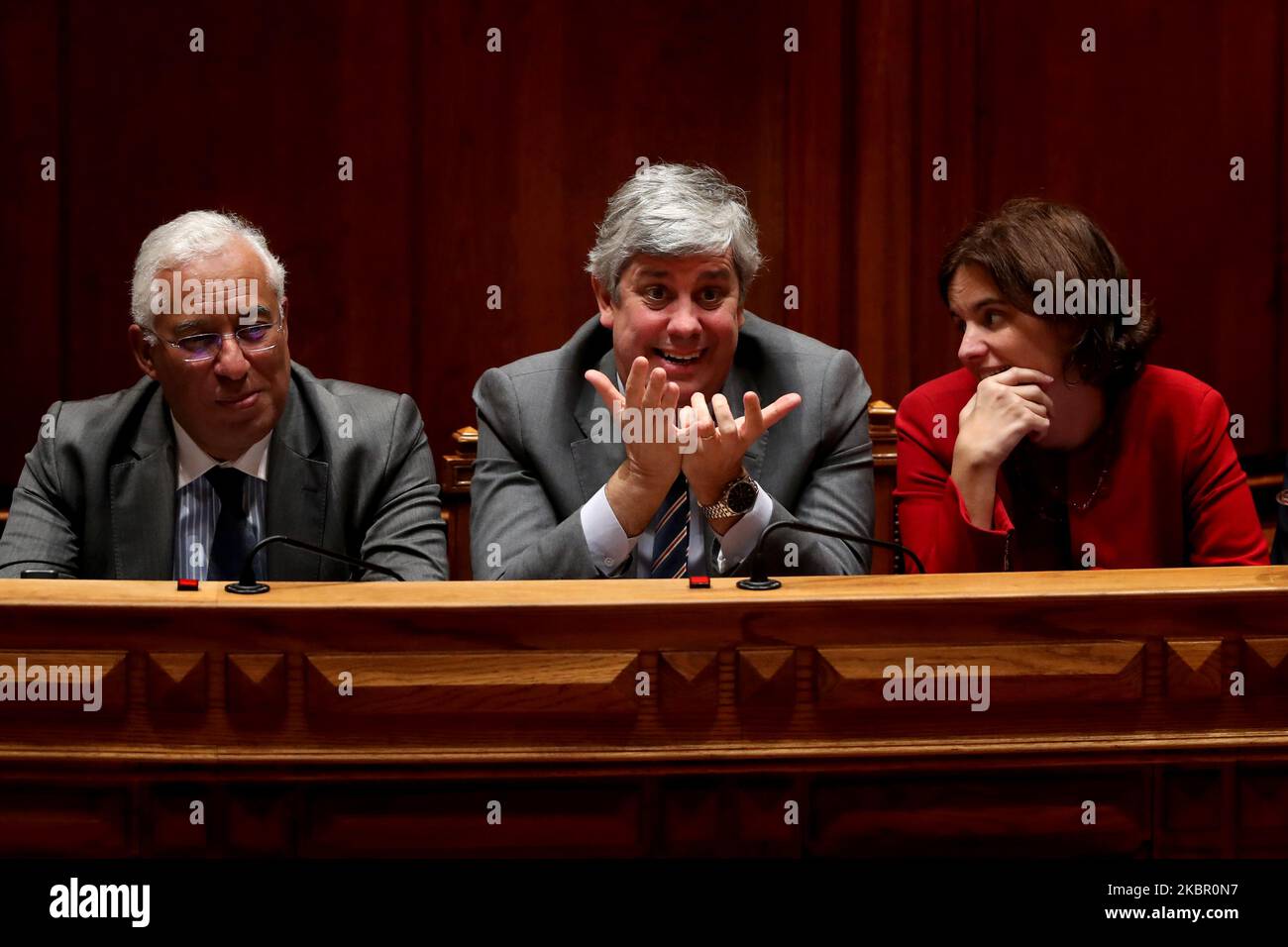 (Bild der Akte) der portugiesische Finanzminister Mario Centeno (C) tritt aus der Regierung zurück und wird durch den Haushaltsminister Joao Leao ersetzt, wie Premierminister Antonio Costa (L) heute in Lissabon, Portugal, am 9. Juni 2020 ankündigt. Mario Centeno, der Chef der Eurogruppe, ist als portugiesischer Finanzminister, als Präsident seines Landes, zurückgetreten. Seit Dezember 2017 leitet Centeno die Eurogruppe, ein Rahmen für Treffen der Finanzminister der Eurozone. (Foto von Pedro FiÃºza/NurPhoto) Stockfoto