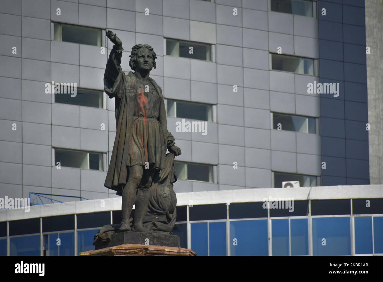 Das Monument für Cristobal Colon wurde während der jüngsten Proteste am 9. Juni 2020 in Mexiko-Stadt, Mexiko, mit roter Farbe gestrichen. Die Unruhen der letzten Tage fanden in mehreren Städten in Mexiko nach dem Tod von George Floyd in Minneapolis und Giovanni Lopez in Jalisco statt, neben dem Polizeimissbrauch gegen ein 16-jähriges Mädchen, das von Polizisten während einer Demonstration in den Kopf getreten wurde. (Foto von Guillermo Gutiérrez/NurPhoto) Stockfoto