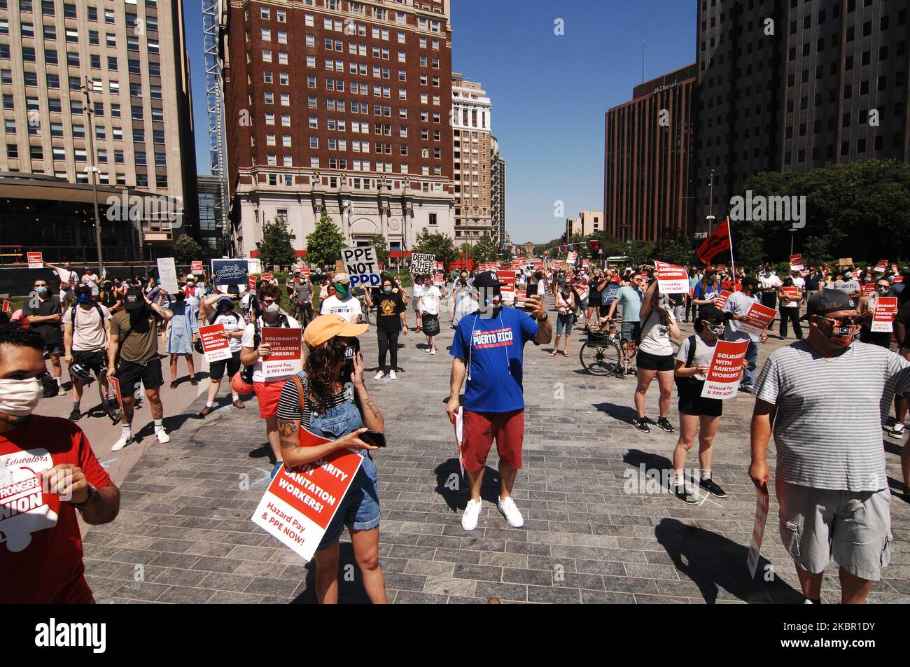 Philadelphia's Sanitation Workers und Verbündete der Gewerkschaft versammelten sich im Love Park, um Bürgermeister Kenny zu fordern, die der Sanitation Workers Union gemachten Versprechen einzuhalten, persönliche Schutzausrüstung und Hazard Pay zu liefern, nachdem Dutzende von Sanitation Workers am 9. Juni 2020 in Philadelphia, PA, COVID-19 in Auftrag gegeben hatten. (Foto von Cory Clark/NurPhoto) Stockfoto