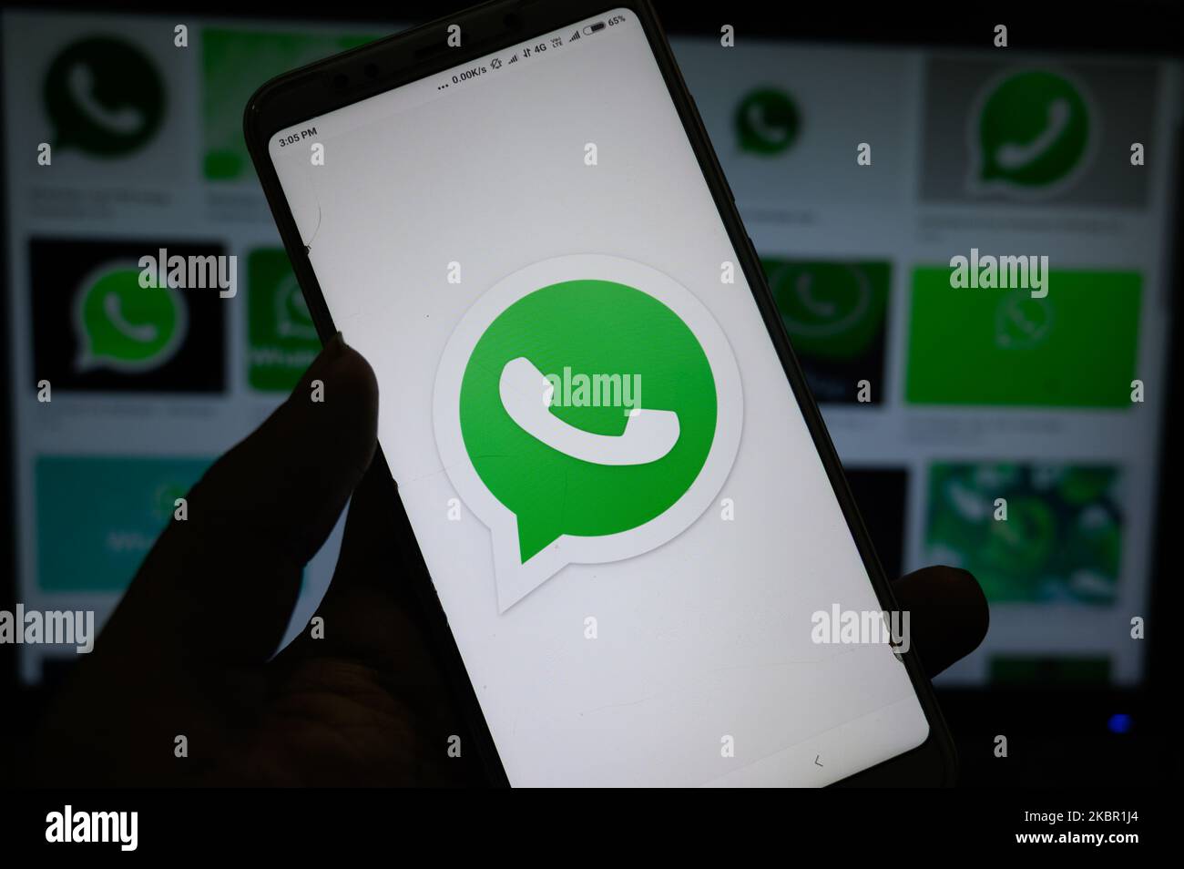 Auf diesem Bild wird das WhatsApp-Logo am 10. Juni 2020 auf einem Smartphone in Tehatta, Nadia, Westbengalen, Indien, angezeigt. WhatsApp bietet regelmäßig neue Funktionen und Updates, die das Messaging-Erlebnis verbessern. Vor kurzem hat WhatsApp den Dunklen Modus eingeführt, wodurch die Grenze für sprach- und Videoanrufe in Gruppen von vier auf acht erhöht wurde und häufig weitergeleitete Nachrichten eingeschränkt werden, die an mehr als einen Chat gleichzeitig gesendet werden können. (Fotoillustration von Soumyabrata Roy/NurPhoto) Stockfoto
