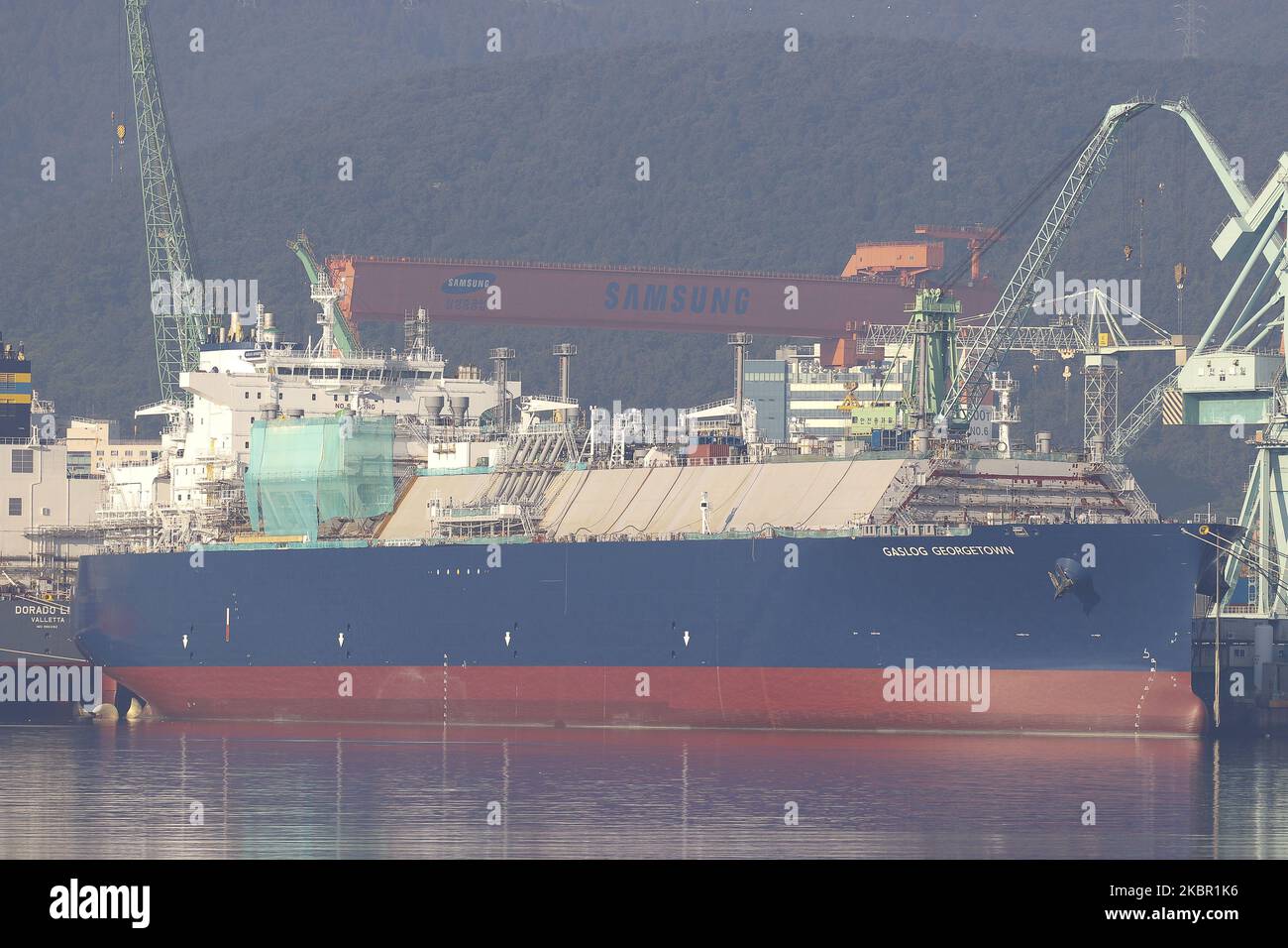 A View-Szene der Inbetriebnahme des LNG-Trägers für das Lieferschiff in der Nähe der Werft Daewoo Shipbuilding Marine Engineering Company (DSME) in Geoje, Südkorea, am 10. Juni 2020. Korea Shipbuilding & Offshore Engineering Co., die Schiffbauholding-Gesellschaft der südkoreanischen Hyundai Heavy Industries Group, sagte am Dienstag, es habe einen Auftrag von 90 Milliarden Won (75 Millionen US-Dollar) für den Bau von zwei petrochemischen Trägern gewonnen. Die beiden 50.000-Tonnen-Schiffe werden ab Oktober dieses Jahres von Hyundai Mipo Dockyard Co., einer Tochtergesellschaft von Korea Shipbuilding, gebaut und von der se an ein europäisches Unternehmen geliefert Stockfoto