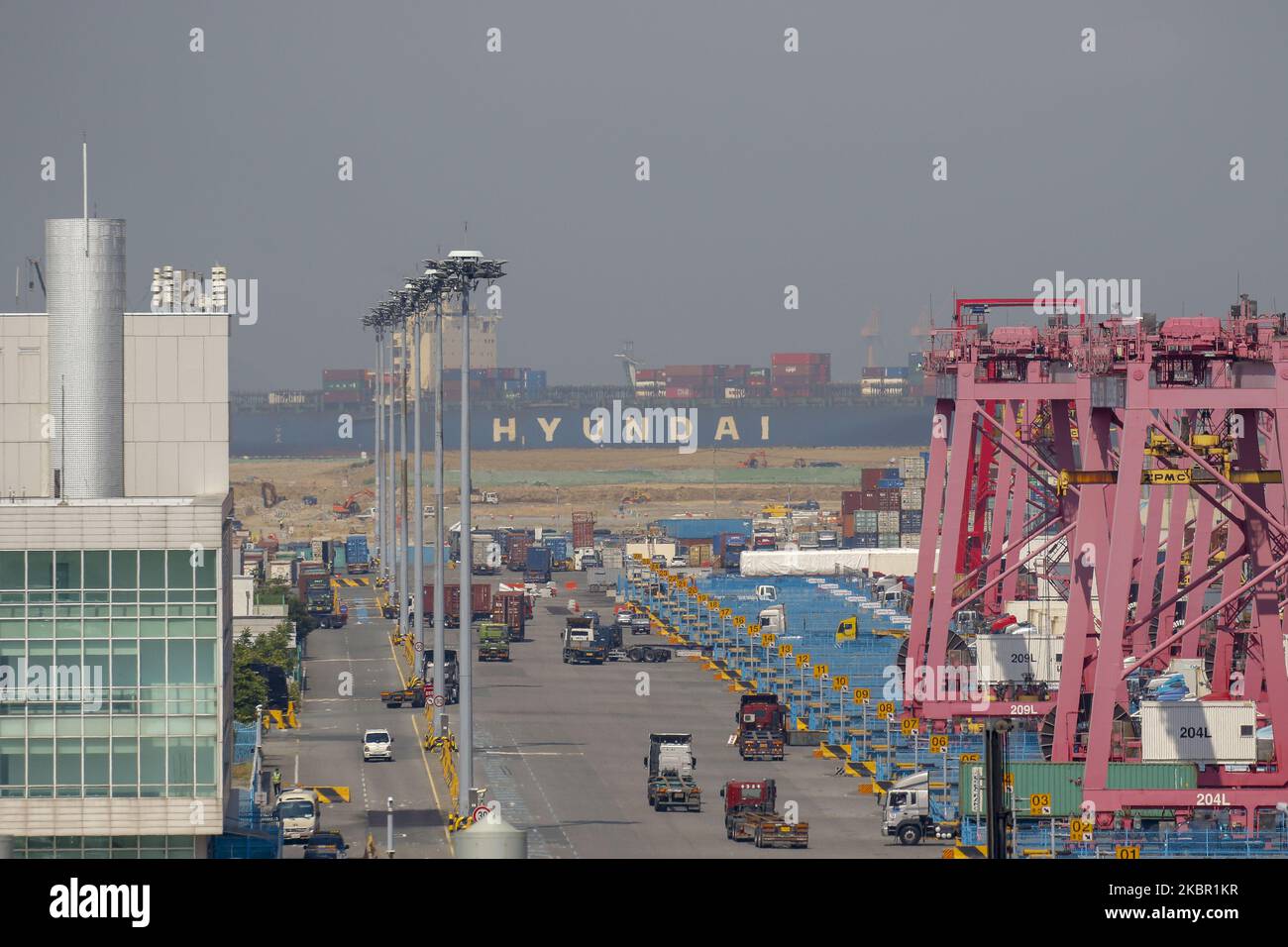 A View-Szene des neuen Containerhafens in Busan, Südkorea, am 10. Juni 2020. Die südkoreanische Wirtschaft wird in diesem Jahr voraussichtlich 1,2 Prozent einbrechen, da die Coronavirus-Pandemie und die Lockdown-Maßnahmen den globalen Handel und Konsum erschüttert haben, sagte die Organisation für wirtschaftliche Zusammenarbeit und Entwicklung (OECD) am Mittwoch. Die aktualisierte Prognose, die die schärfste Kontraktion seit der asiatischen Finanzkrise von 1998 sein würde, markierte eine drastische Herabstufung gegenüber der OECD-Prognose vom März mit einer Expansion von 2 Prozent. Die jüngste Prognose der OECD ist düsterer als eine Prognose der Bank of Korea (BOK), die den Kore prognostiziert hat Stockfoto