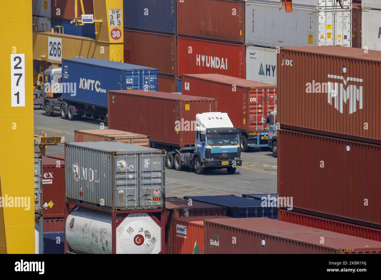 A View-Szene des neuen Containerhafens in Busan, Südkorea, am 10. Juni 2020. Die südkoreanische Wirtschaft wird in diesem Jahr voraussichtlich 1,2 Prozent einbrechen, da die Coronavirus-Pandemie und die Lockdown-Maßnahmen den globalen Handel und Konsum erschüttert haben, sagte die Organisation für wirtschaftliche Zusammenarbeit und Entwicklung (OECD) am Mittwoch. Die aktualisierte Prognose, die die schärfste Kontraktion seit der asiatischen Finanzkrise von 1998 sein würde, markierte eine drastische Herabstufung gegenüber der OECD-Prognose vom März mit einer Expansion von 2 Prozent. Die jüngste Prognose der OECD ist düsterer als eine Prognose der Bank of Korea (BOK), die den Kore prognostiziert hat Stockfoto