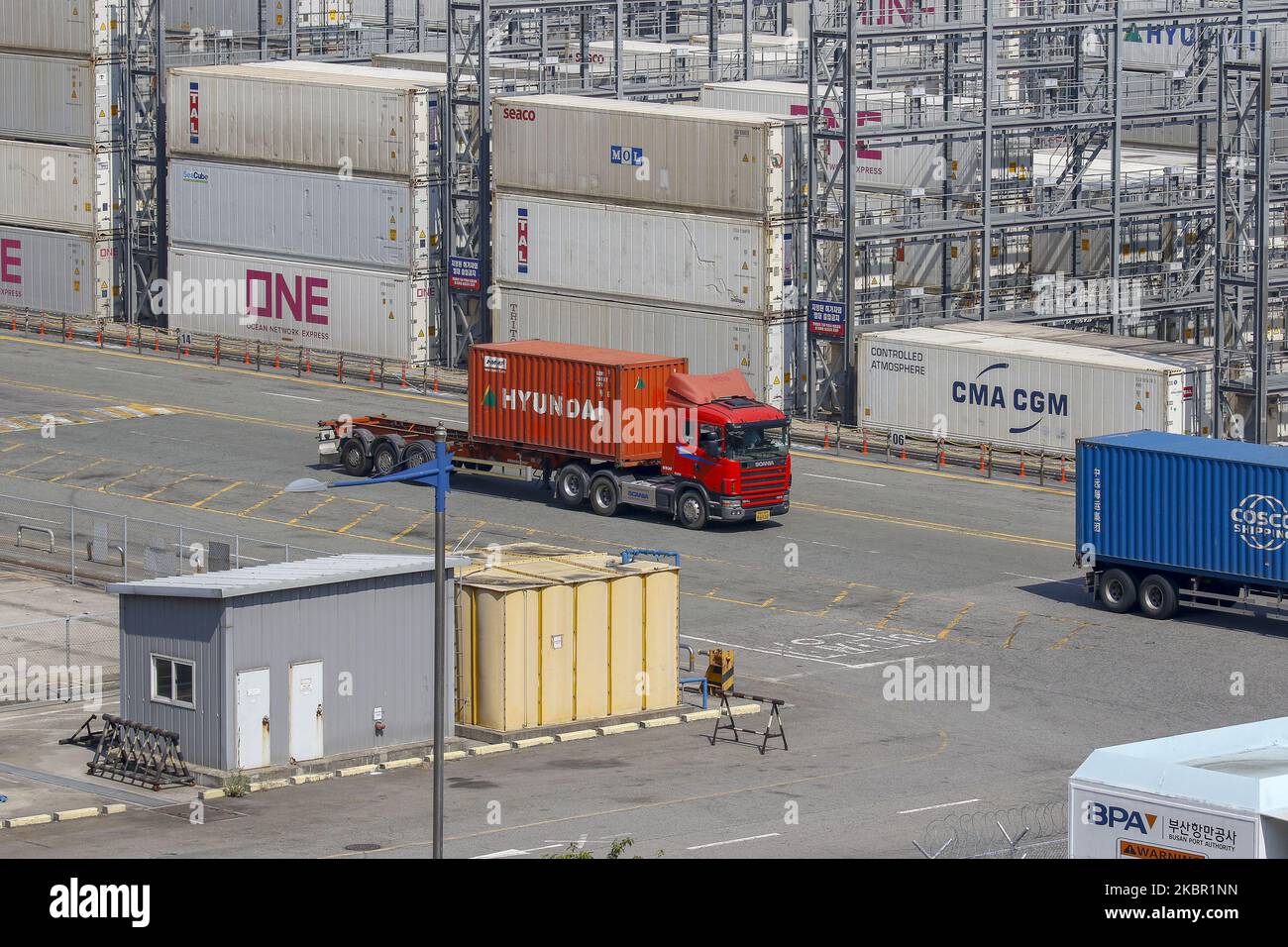 A View-Szene des neuen Containerhafens in Busan, Südkorea, am 10. Juni 2020. Die südkoreanische Wirtschaft wird in diesem Jahr voraussichtlich 1,2 Prozent einbrechen, da die Coronavirus-Pandemie und die Lockdown-Maßnahmen den globalen Handel und Konsum erschüttert haben, sagte die Organisation für wirtschaftliche Zusammenarbeit und Entwicklung (OECD) am Mittwoch. Die aktualisierte Prognose, die die schärfste Kontraktion seit der asiatischen Finanzkrise von 1998 sein würde, markierte eine drastische Herabstufung gegenüber der OECD-Prognose vom März mit einer Expansion von 2 Prozent. Die jüngste Prognose der OECD ist düsterer als eine Prognose der Bank of Korea (BOK), die den Kore prognostiziert hat Stockfoto