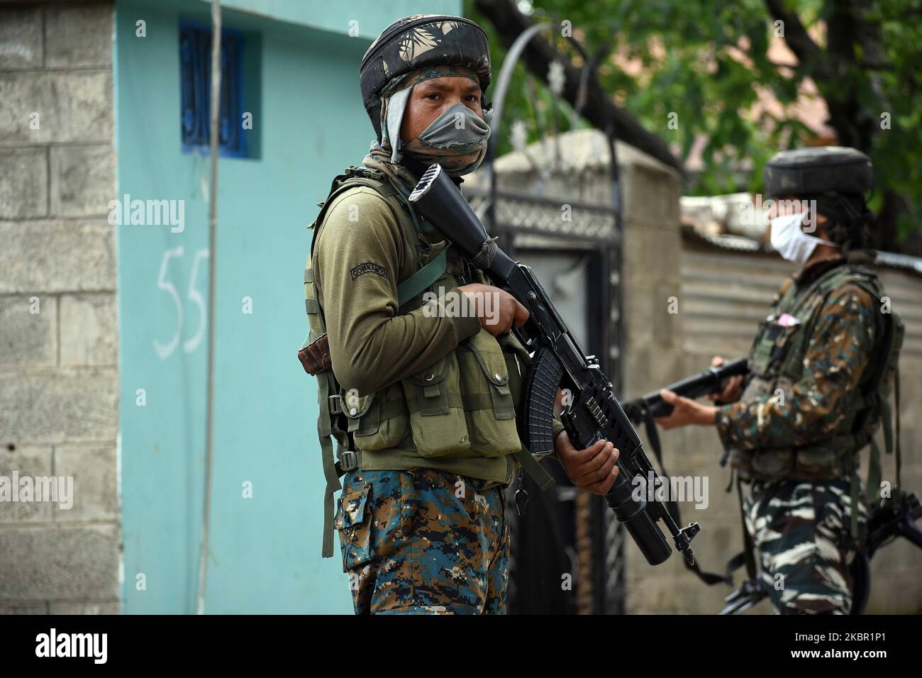 Am 10. Juni 2020 steht ein indischer Soldat am Ort der Waffenschlacht im südkashmirischen Shopian, fünf Kämpfer wurden von indischen Streitkräften im Sugoo-Gebiet von Shopian getötet. Mindestens 14 Militante wurden bei einer großen Anti-Militanz-Operation von indischen Sicherheitskräften in Shopian seit Sonntag getötet. (Foto von Faisal Khan/NurPhoto) Stockfoto