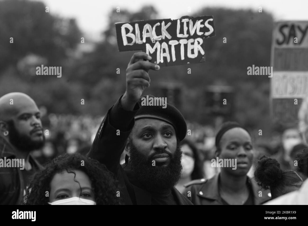 (ANMERKUNG DER REDAKTION: Bild wurde in Schwarz-Weiß umgewandelt) Tausende von Menschen versammelten sich während der Black Lives Matter friedlichen Protest gegen Rassismus und Polizeigewalt am 10. Juni 2020 im Nelson Mandela Park im Bijlmer Bezirk in Amsterdam, Niederlande. Der Protest wurde von afro-niederländischen Einwohnern des Distrikts Bijlmer in Solidarität mit der jüngsten Tötung von George Floyd durch Polizisten in Minneapolis und Rassismus und Polizeigewalt von den afro-niederländischen Einwohnern im Distrikt Bijlmer aufgerufen. (Foto von Paulo Amorim/NurPhoto) Stockfoto