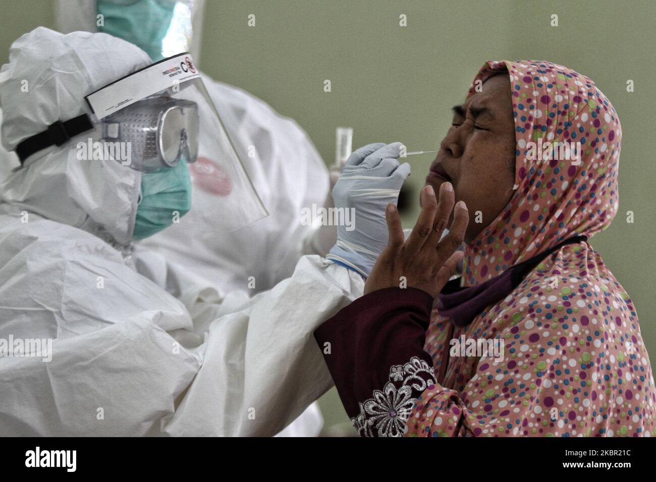 Ein Gesundheitsmitarbeiter nimmt bei einem Covid-19-Test in Yogyakarta, Indonesien, am 9. Juni 2020 eine Abstrichprobe von einer Frau ab. Indonesien hat am Dienstag 33.076 Fälle von Coronavirus gemeldet, Genesung 11.414. (Foto von Adriana Adie/NurPhoto) Stockfoto