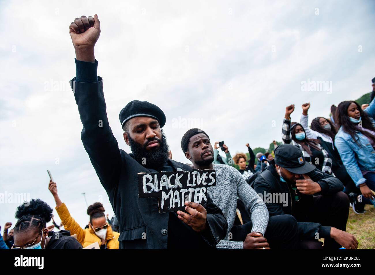 Ein Black Panter hebt seine Hand während des zweiten massiven Protestes von Black Lives Matter, der am 10.. Juni 2020 im Nelson Mandela Park in Amsterdam stattfand. (Foto von Romy Arroyo Fernandez/NurPhoto) Stockfoto