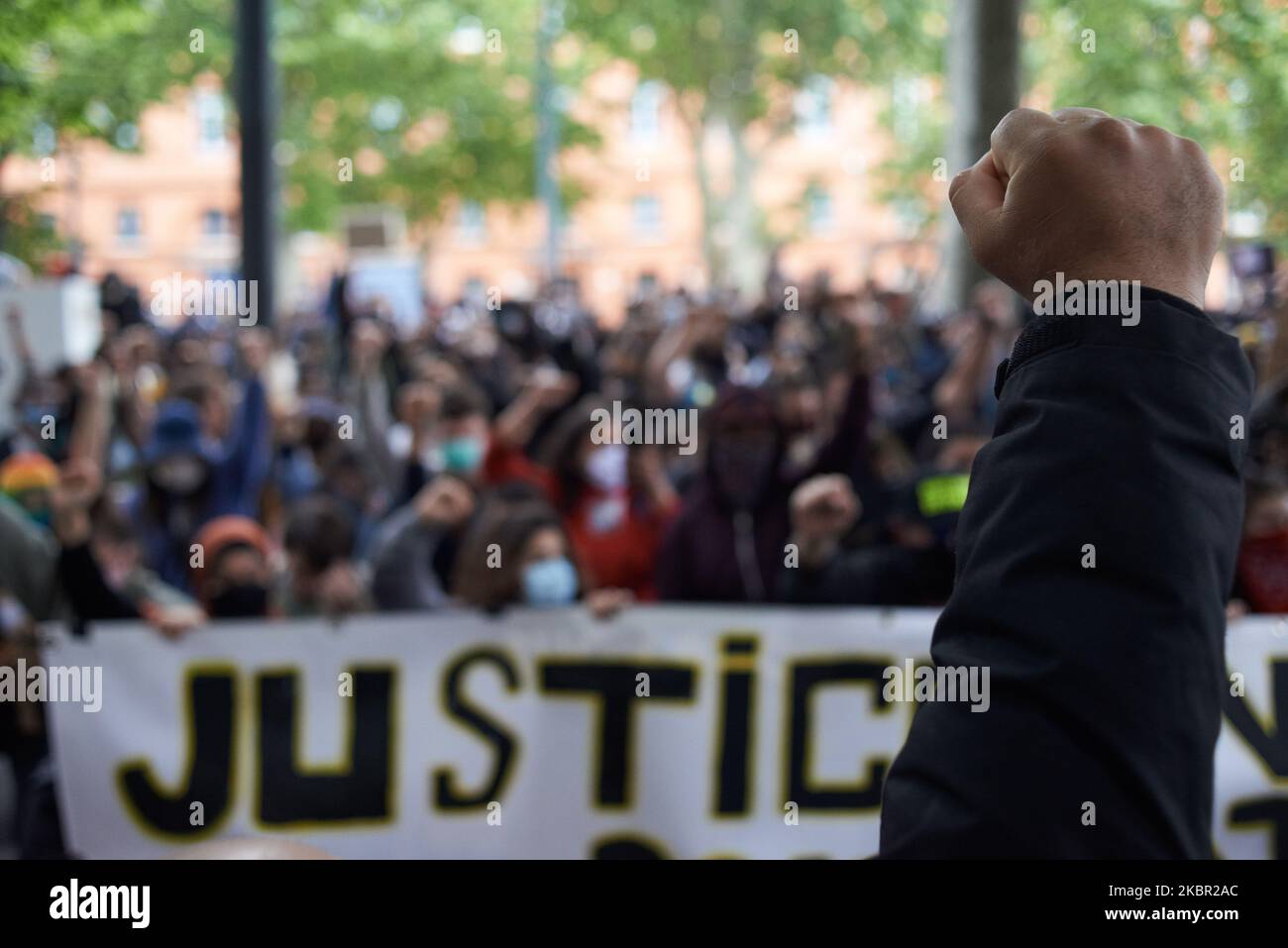 Mehrere Organisationen und Kollektive riefen zu einer Versammlung auf, um Georges Floyd, der von der Polizei in Minneapolis (USA) getötet wurde, und Adama Traoré, der vor vier Jahren von der französischen Polizei getötet wurde, zu würdigen und gegen die Brutalität der Polizei zu protestieren. Sie wurden durch Ersticken getötet. Mehrere tausend Menschen versammelten sich in Toulouse unter den Mottos „Black Lives Matter“, „I Can't Breathe“ und „No Justice, No Peace“. Toulouse. Frankreich. Juni 10. 2020. (Foto von Alain Pitton/NurPhoto) Stockfoto