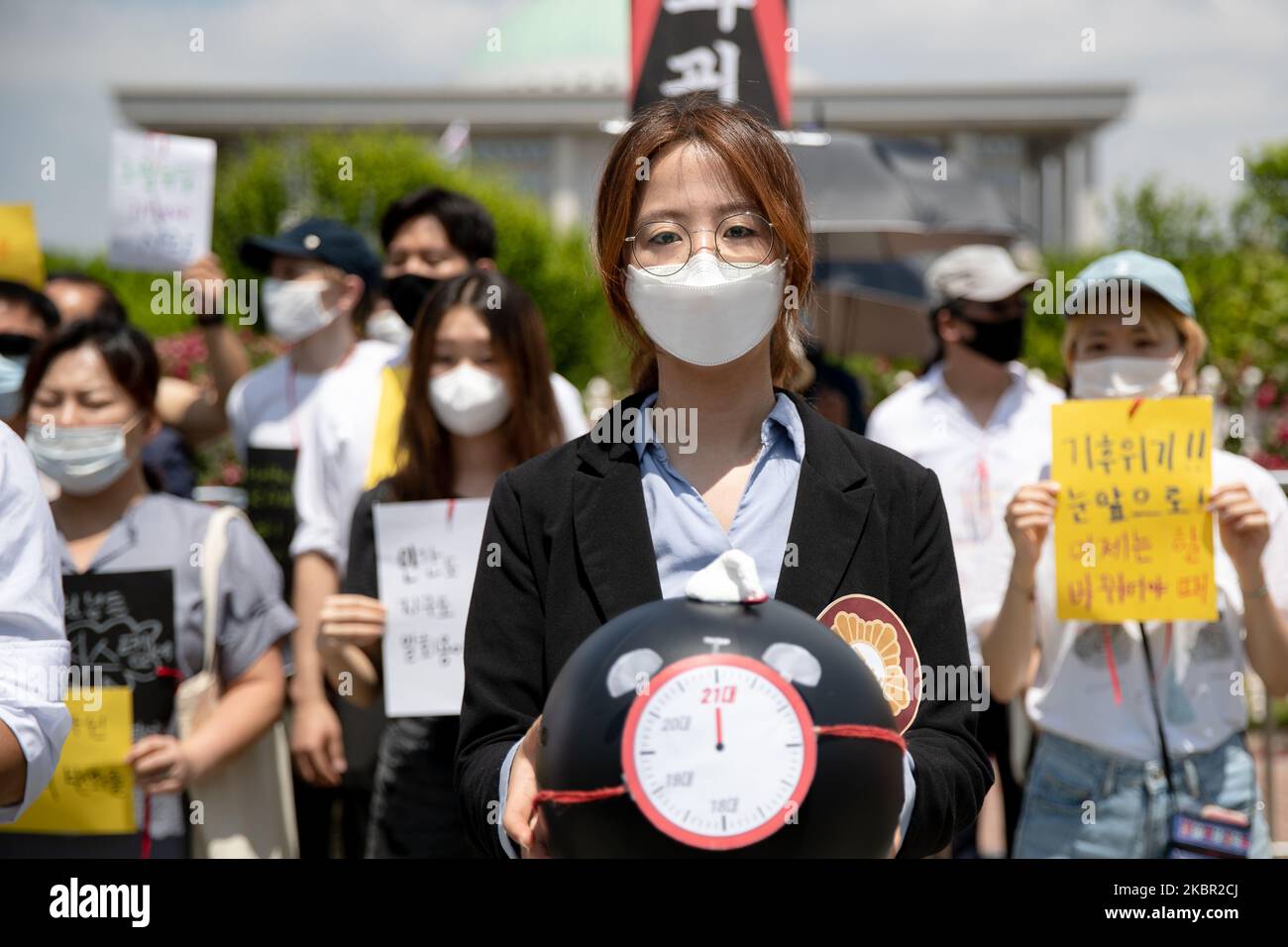 Ein Mitglied der Klimakrisennotfallaktion hält eine Zeitbombe, die die Klimakrise symbolisiert, während der Proteste vor der Nationalversammlung am Donnerstag, dem 11. Juni 2020 in Seoul, Südkorea. Sie drängten auf die Annahme einer Resolution der Nationalversammlung für die Klimakrisennotstandserklärung und die Priorität der Maßnahmen zur Bekämpfung von Klimakatastrophen. (Foto von Chris Jung/NurPhoto) Stockfoto