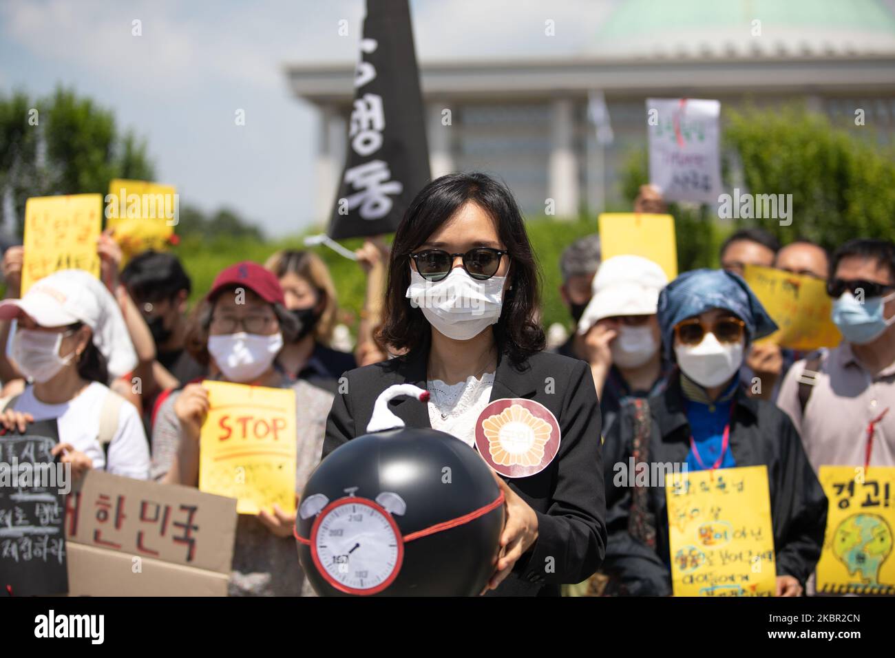 Ein Mitglied der Klimakrisennotfallaktion hält eine Zeitbombe, die die Klimakrise symbolisiert, während der Proteste vor der Nationalversammlung am Donnerstag, dem 11. Juni 2020 in Seoul, Südkorea. Sie drängten auf die Annahme einer Resolution der Nationalversammlung für die Klimakrisennotstandserklärung und die Priorität der Maßnahmen zur Bekämpfung von Klimakatastrophen. (Foto von Chris Jung/NurPhoto) Stockfoto