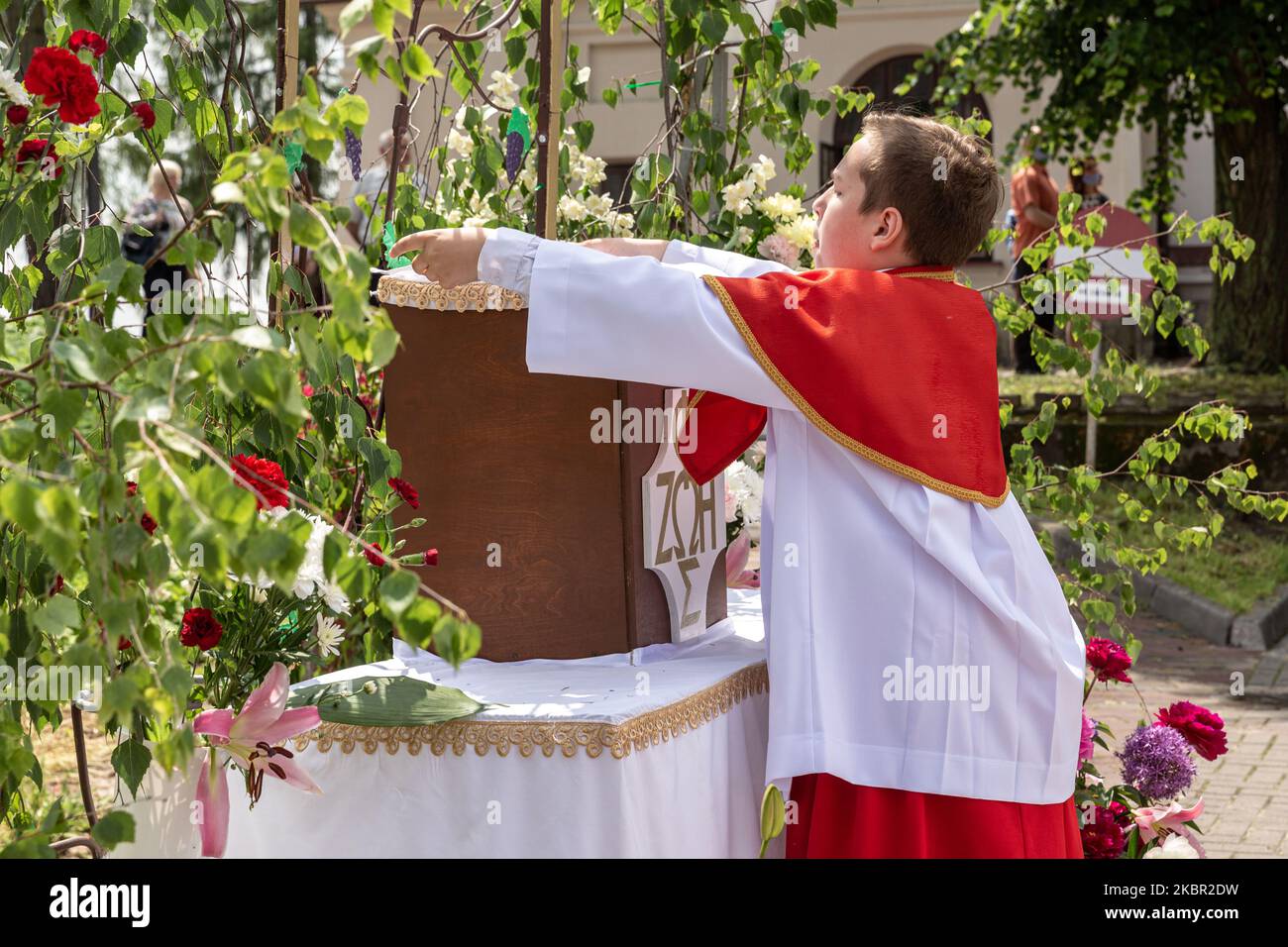 Die Gläubigen nehmen am 11. Juni 2020 an der traditionellen Prozession des Fronleichnamsfestes während der Coronavirus-Pandemie in der St. Michael-Kirche in der Provinzstadt Ostrowiec in Mittelpolen Teil. Das Hochfest des Heiligsten Leibes und Blutes Christi ist ein großer Feiertag im katholischen Christentum und in der polnischen Tradition besonders farbenfroh. Die Gläubigen gehen mit einer Prozession der Eucharistie zwischen vier sommerlichen Altären im Freien, Mädchen in weißen Kleidern durch Blumenflocken und Menschen nehmen Birkenzweige als Amulette. Die diesjährige Feier musste aufgrund der Sperrung von Cavid-19 eingeschränkt werden. (Foto Stockfoto