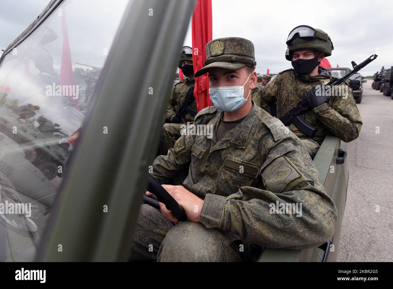 Militärangehöriger werden bei einer Probe der bevorstehenden Militärparade zum 75.. Jahrestag des Sieges über Nazi-Deutschland im Zweiten Weltkrieg am 11. Juni 2020 in St. Petersburg, Russland, gesehen. (Foto: Sergey Nikolaev/NurPhoto) Stockfoto