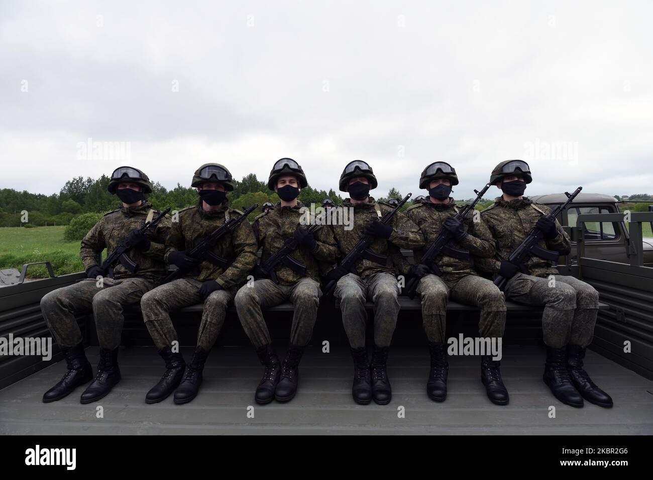 Militärangehöriger werden bei einer Probe der bevorstehenden Militärparade zum 75.. Jahrestag des Sieges über Nazi-Deutschland im Zweiten Weltkrieg am 11. Juni 2020 in St. Petersburg, Russland, gesehen. (Foto: Sergey Nikolaev/NurPhoto) Stockfoto