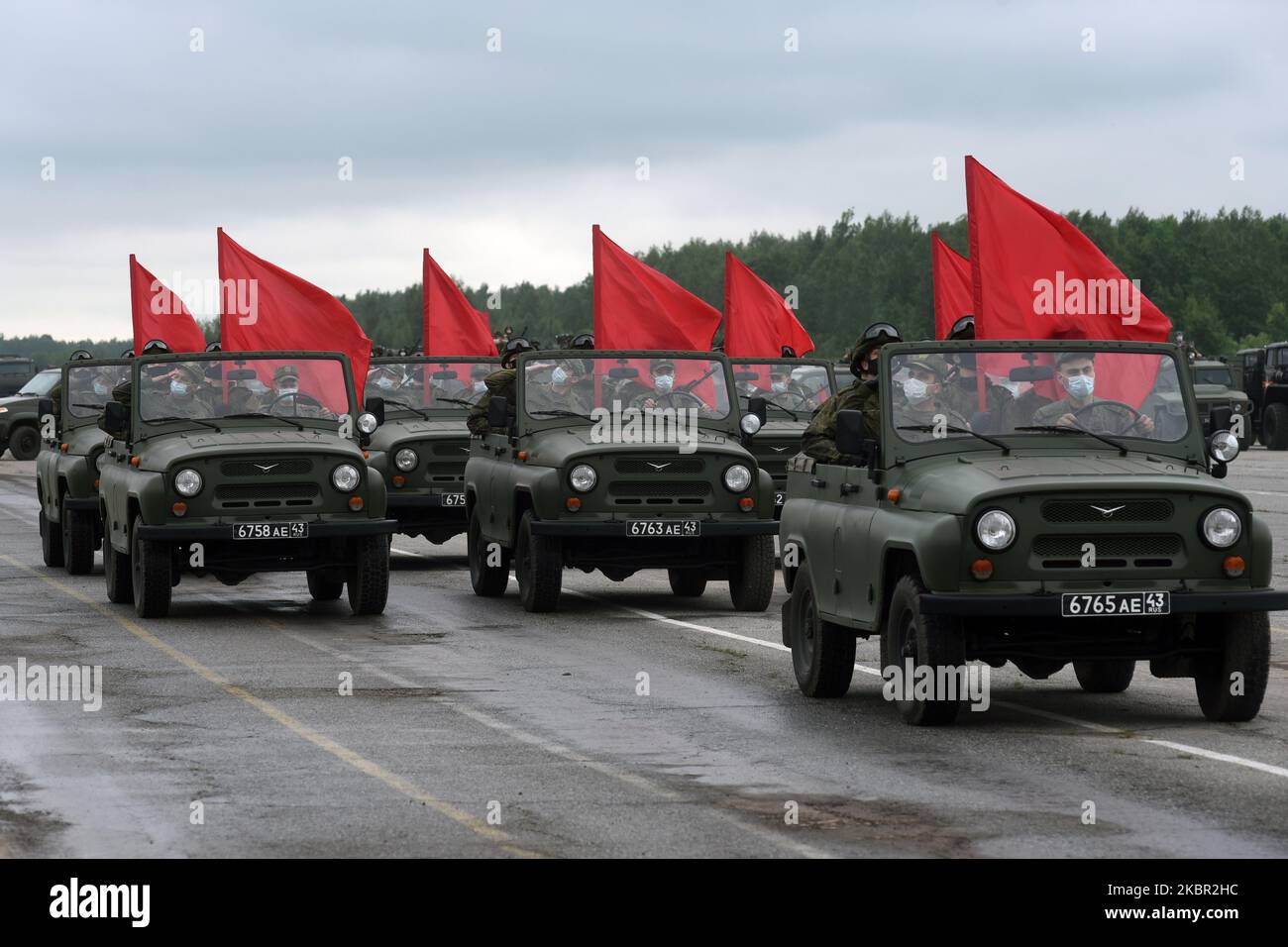 Bei einer Generalprobe der bevorstehenden Militärparade zum 75.. Jahrestag des Sieges über Nazi-Deutschland im Zweiten Weltkrieg wird am 11. Juni 2020 in St. Petersburg, Russland, ein Militärangehöriger gesehen. (Foto: Sergey Nikolaev/NurPhoto) Stockfoto