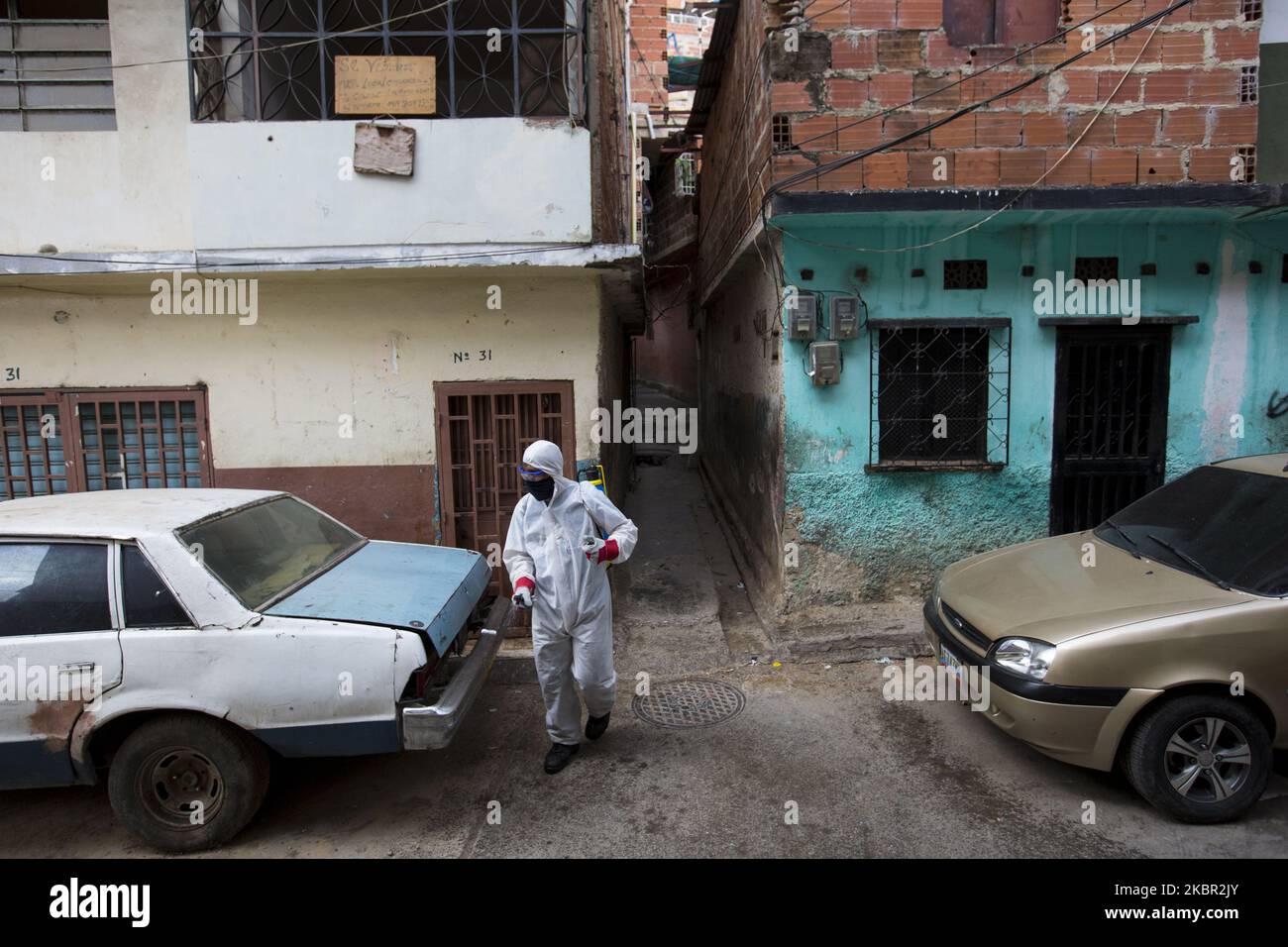 Beamte des Bürgermeisteramtes von Caracas führen eine Desinfektionsreinigung durch, nachdem am 22. Mai 2020 im Viertel El Milagro der Gemeinde La Vega in der Stadt Caracas, Venezuela, 5 positive Fälle von Coronavirus bestätigt wurden. (Foto von Luis Morillo/NurPhoto) Stockfoto