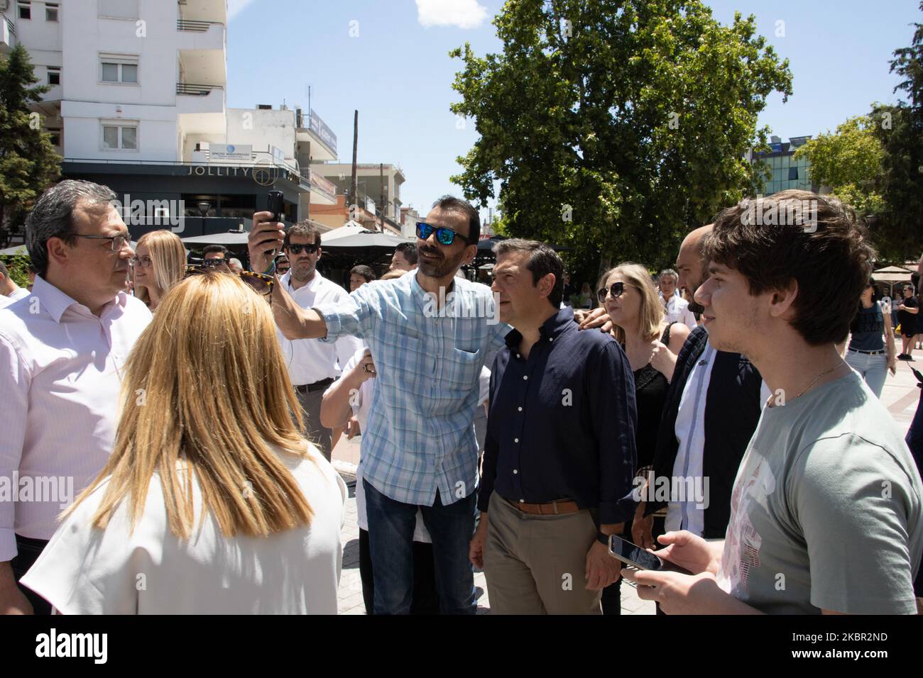 Alexis Tsipras der ehemalige griechische Premierminister von 2015 bis 2019 und Führer der Opposition und der linken Partei Syriza besucht Evosmos, Thessaloniki. Er spricht mit Einheimischen und Ladenbesitzern über die Pandemie, die Wirtschaft und die allgemeine Situation, während er bei seinem Besuch Ellenbogenhandshakes im Covid-19 Coronavirus-Stil macht und Selfies macht. Evosmos, Griechenland - 11. Juni 2020 (Foto von Nicolas Economou/NurPhoto) Stockfoto