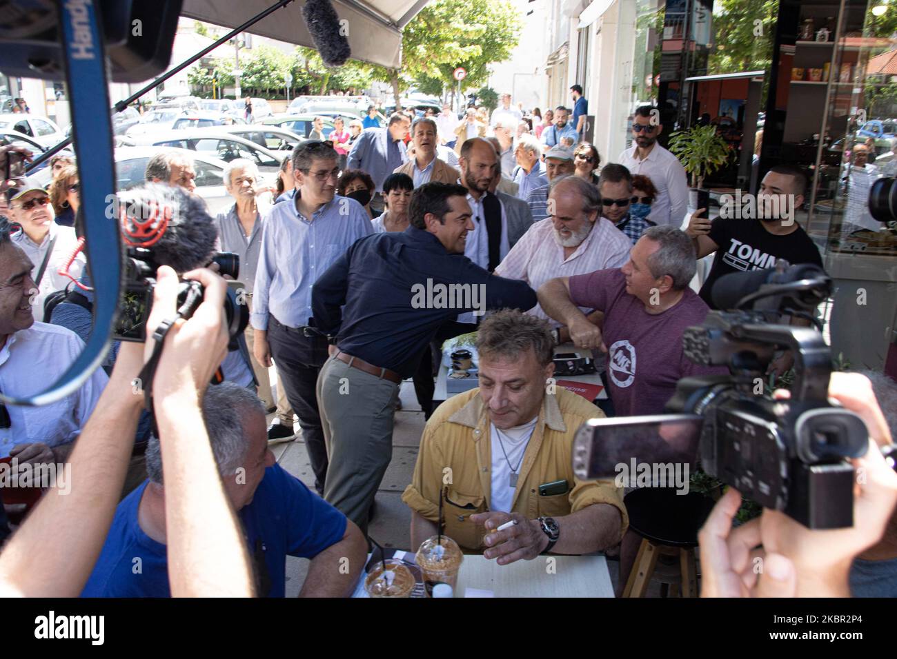 Alexis Tsipras der ehemalige griechische Premierminister von 2015 bis 2019 und Führer der Opposition und der linken Partei Syriza besucht Evosmos, Thessaloniki. Er spricht mit Einheimischen und Ladenbesitzern über die Pandemie, die Wirtschaft und die allgemeine Situation, während er bei seinem Besuch Ellenbogenhandshakes im Covid-19 Coronavirus-Stil macht und Selfies macht. Evosmos, Griechenland - 11. Juni 2020 (Foto von Nicolas Economou/NurPhoto) Stockfoto