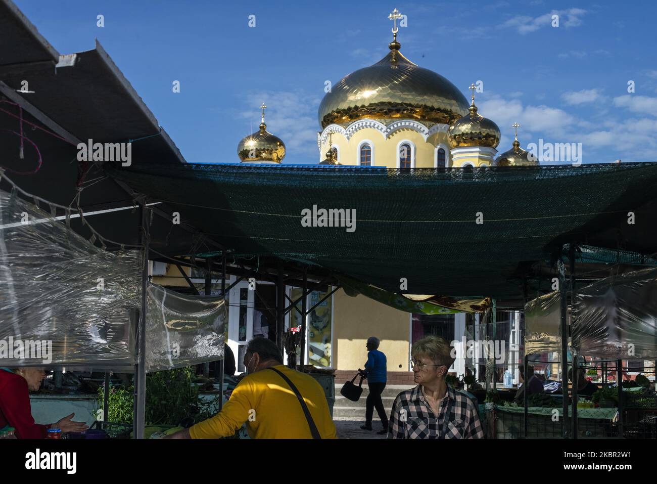 Der Markt von Vylkove, Oblast Odessa, Ukraine, im Juni 2020. Vylkove (oder Vilkovo) ist eine Stadt im ukrainischen Teil des Donaudeltas, an der Grenze zu Rumänien. Die Straßen von Vilkovo bestehen aus einem Netz von zahlreichen Bächen und schiffbaren Kanälen, durch die sich die Bewohner auf ihren Booten bewegen. (Foto von Oleksandr Rupeta/NurPhoto) Stockfoto