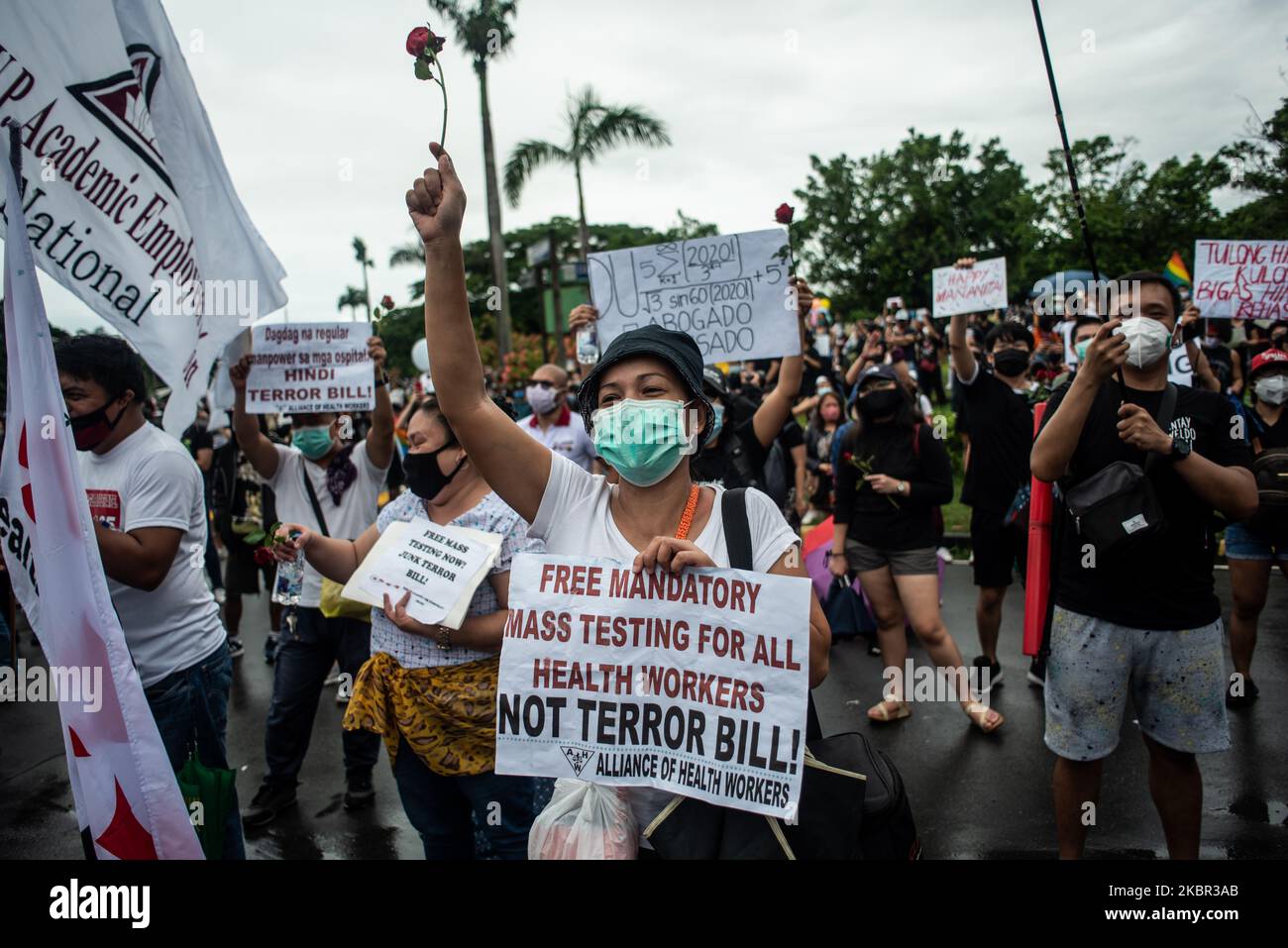 Am 12. Juni 2020 protestieren Aktivisten an der Universität der Philippinen in Quezon City, Philippinen, gegen das Anti-Terror-Gesetz. Trotz Warnungen vor möglichen Verstößen gegen Massenversammlungen wegen der Teilnahme an Protesten versammelten sich Aktivisten und Mitglieder fortschrittlicher Gruppen während eines mañanita-ähnlichen Protests zum Gedenken an das 122.. Jahr der philippinischen Unabhängigkeit. Der Begriff „mañanita mañanita“ wurde verwendet, nachdem der hochrangige Direktor der philippinischen Polizei, Major General Debold Sinas, im vergangenen Monat einen Geburtstag gefeiert hatte, als die Region noch unter strengen Sperrregeln stand. (Foto: Lisa Marie David/NurPhoto) Stockfoto